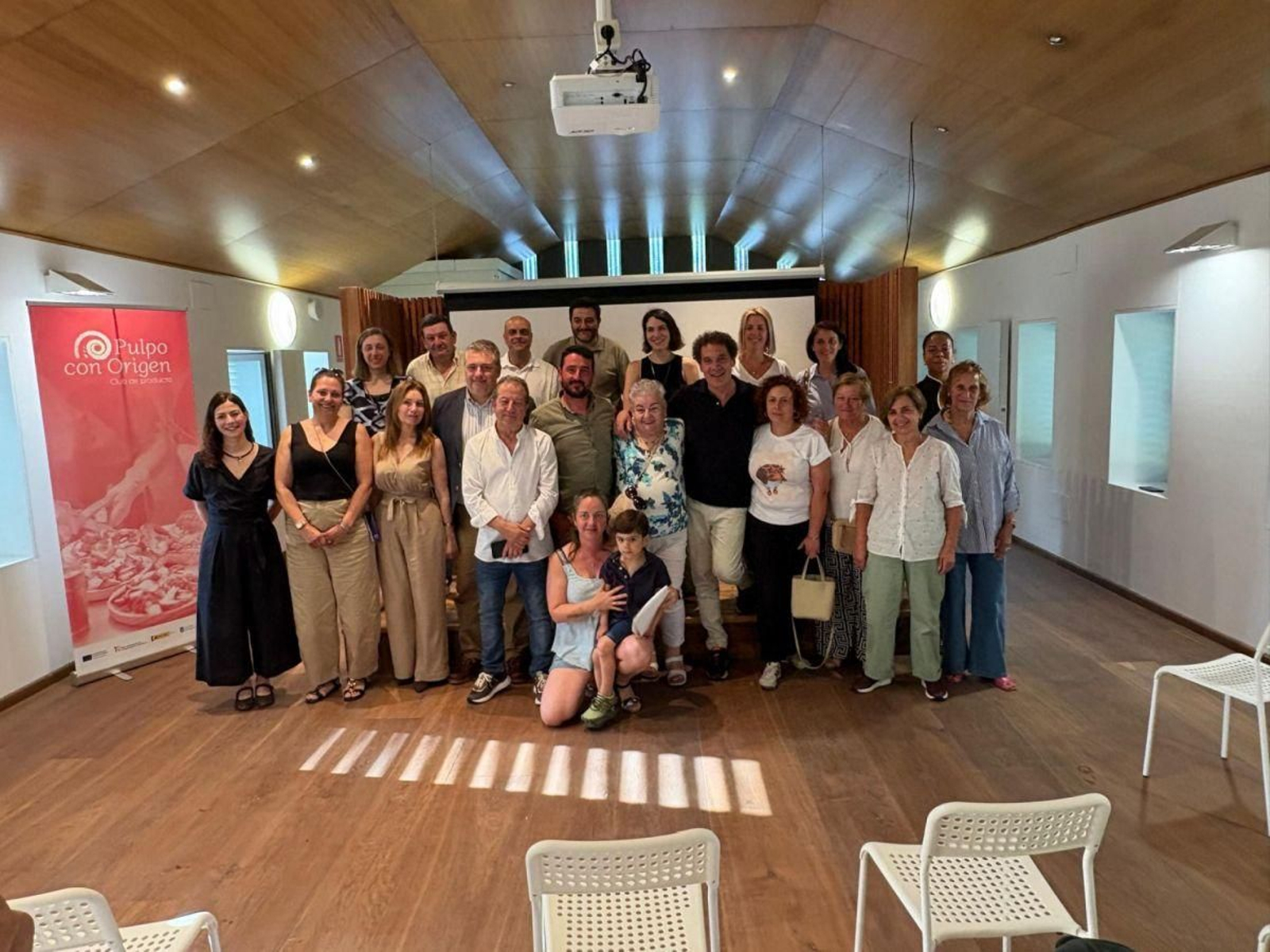Pulpeiras y sus familias, junto a las autoridades.