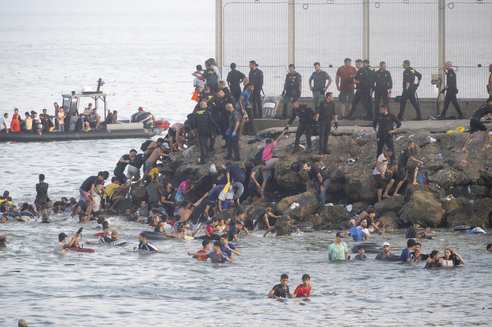 Galería | Llegada masiva de inmigrantes a Ceuta desde Marruecos