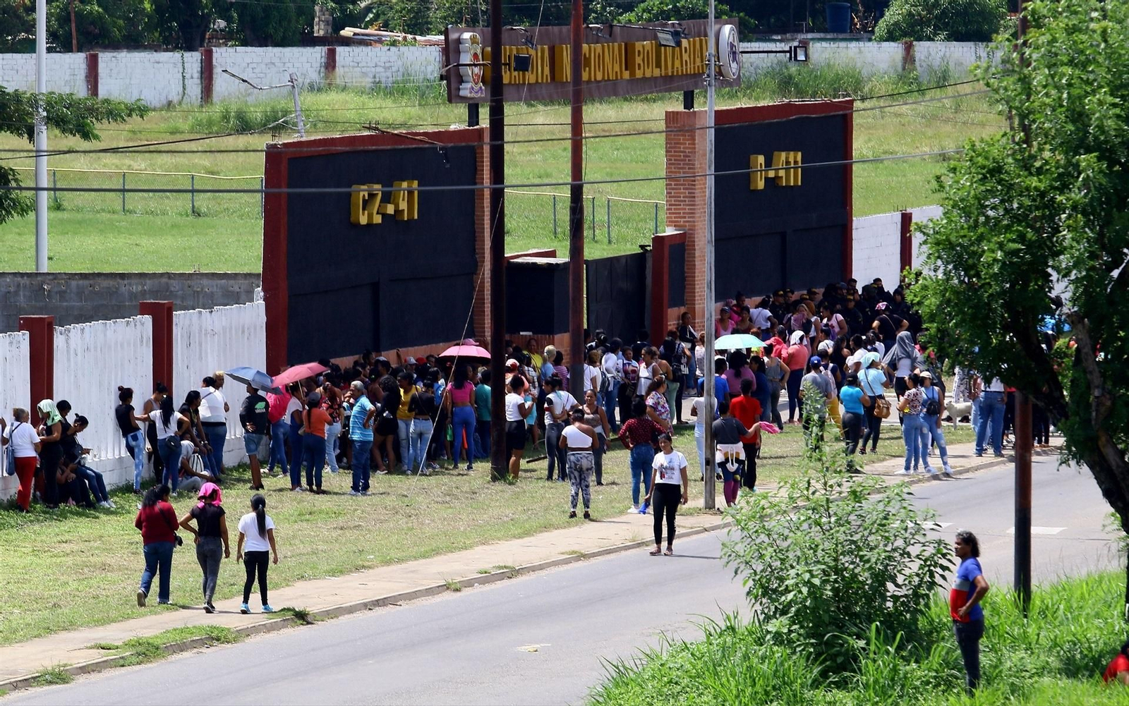 Familiares esperando en la entrada de una cárcel en Venezuela