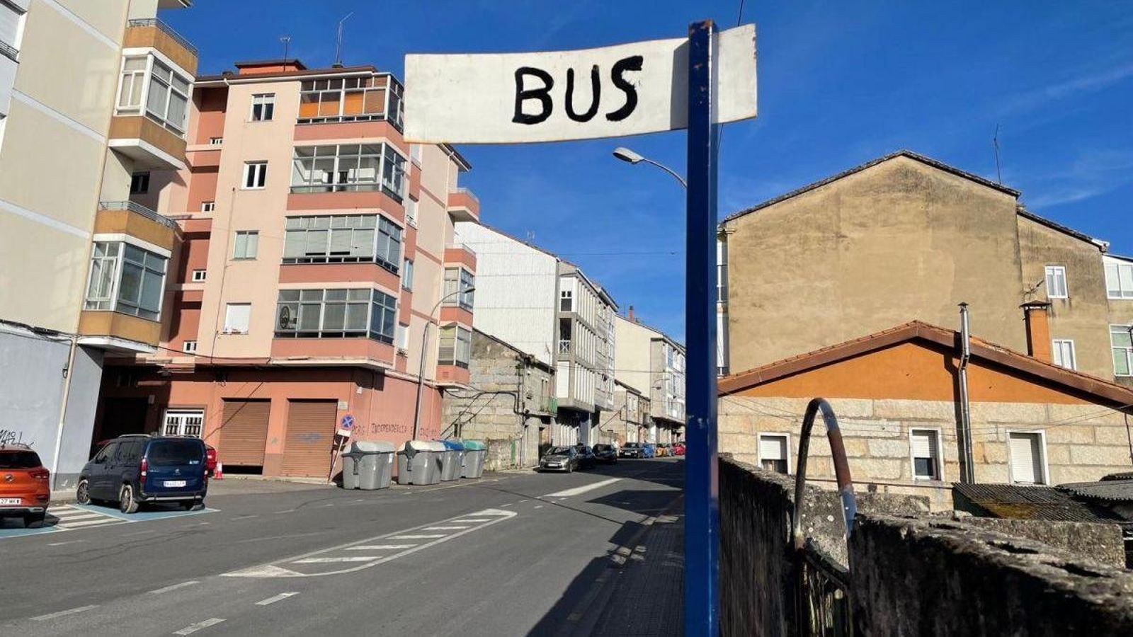 Distintivo de parada de bus en Ramón Puga.