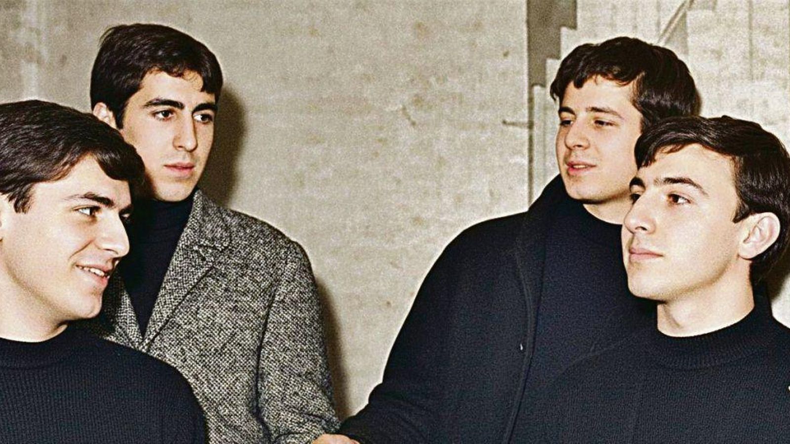 Los Posters ganan el primer concurso “Micrófono de Oro, La Voz del Miño”, en 1966. De aquellas se llamaban Los Dráculas.