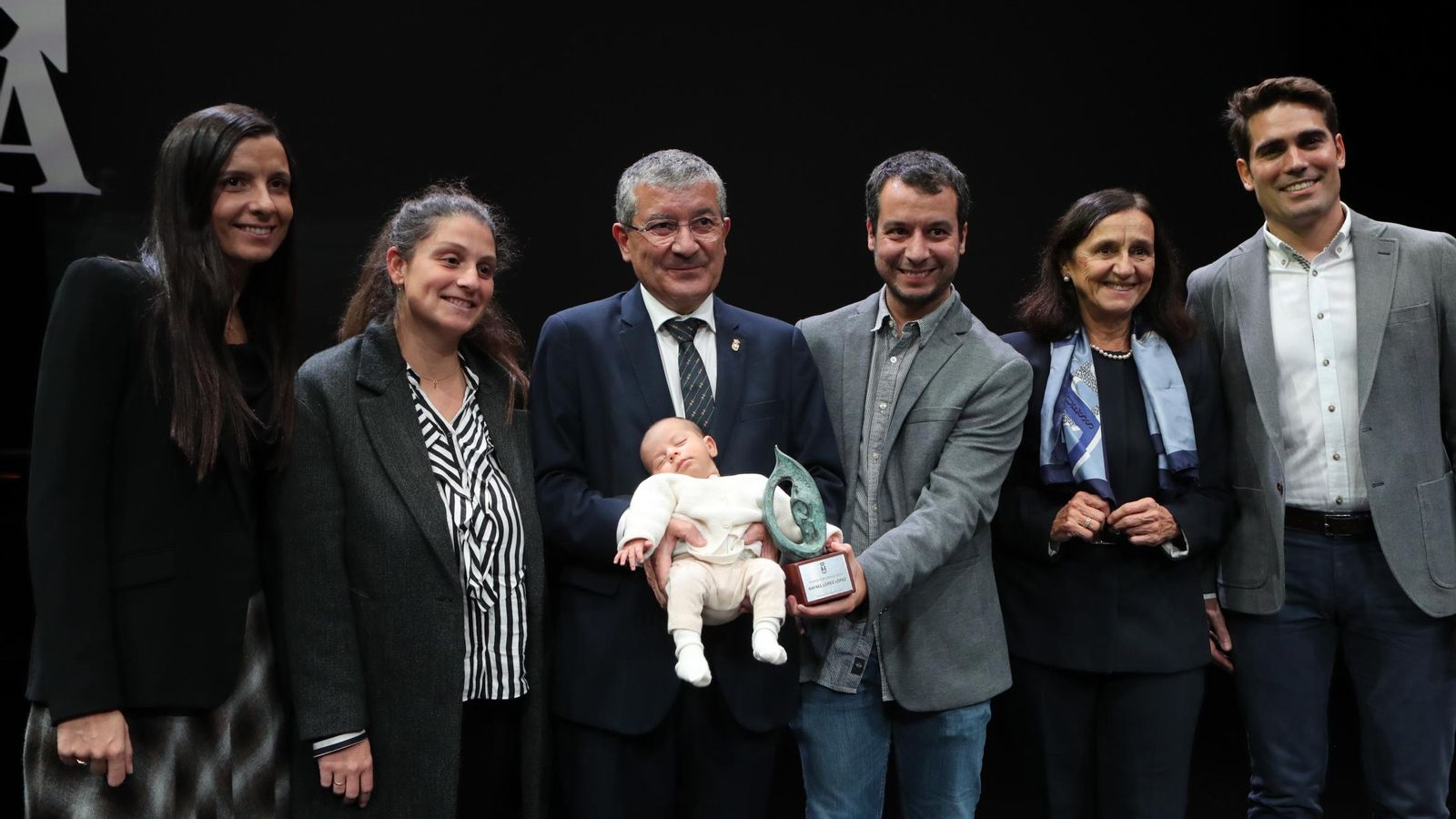 El oncólogo valdeorrés, Rafael López, con toda su familia y sujetando a su nieta recién nacida junto al Premio Ourensanía 2025.