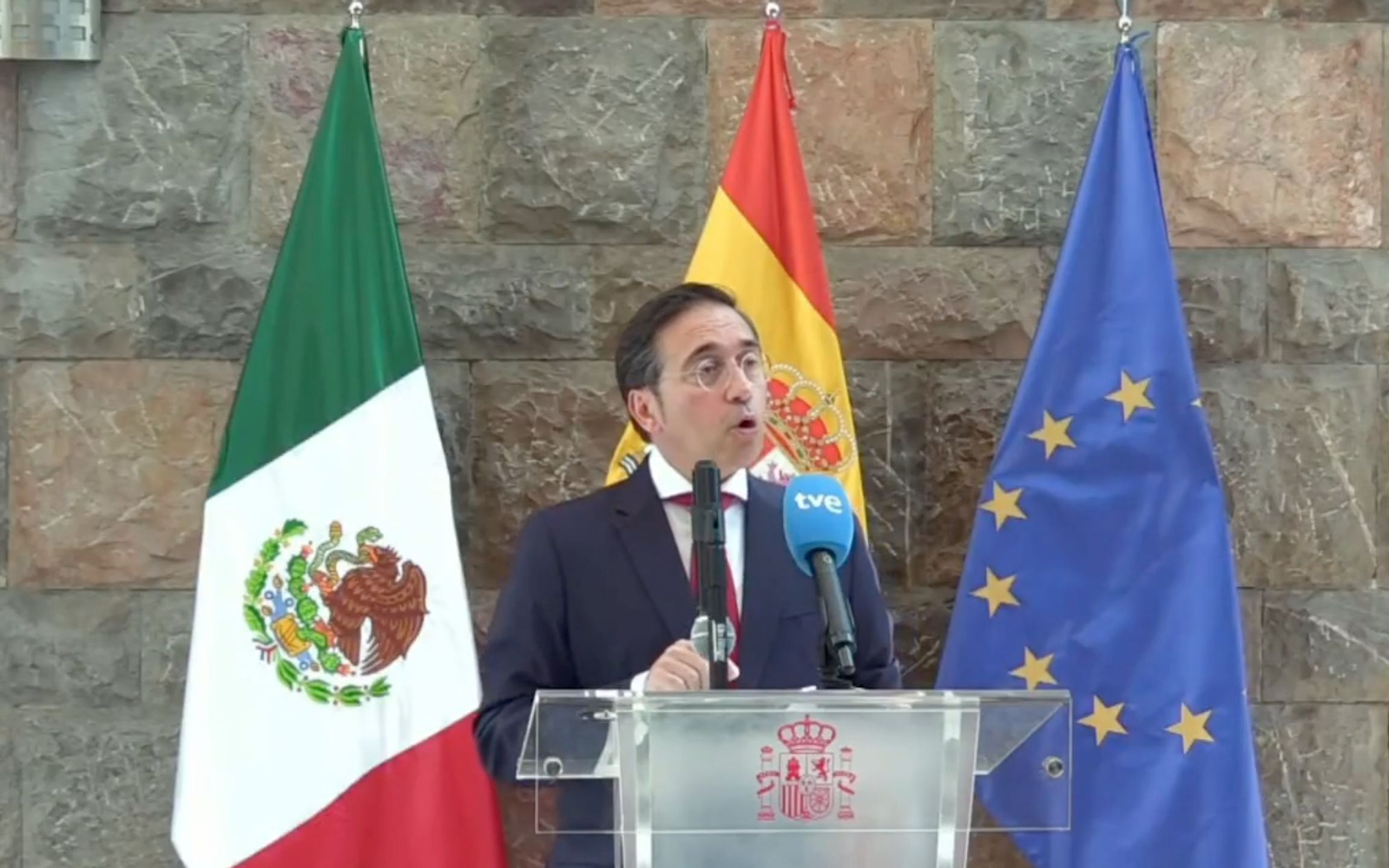 Albares durante su comparecencia en México