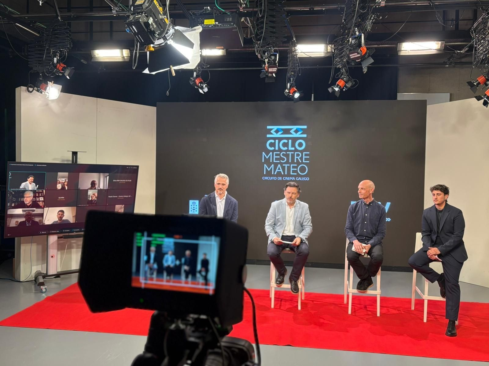 El secretario xeral de Emigración durante una grabación