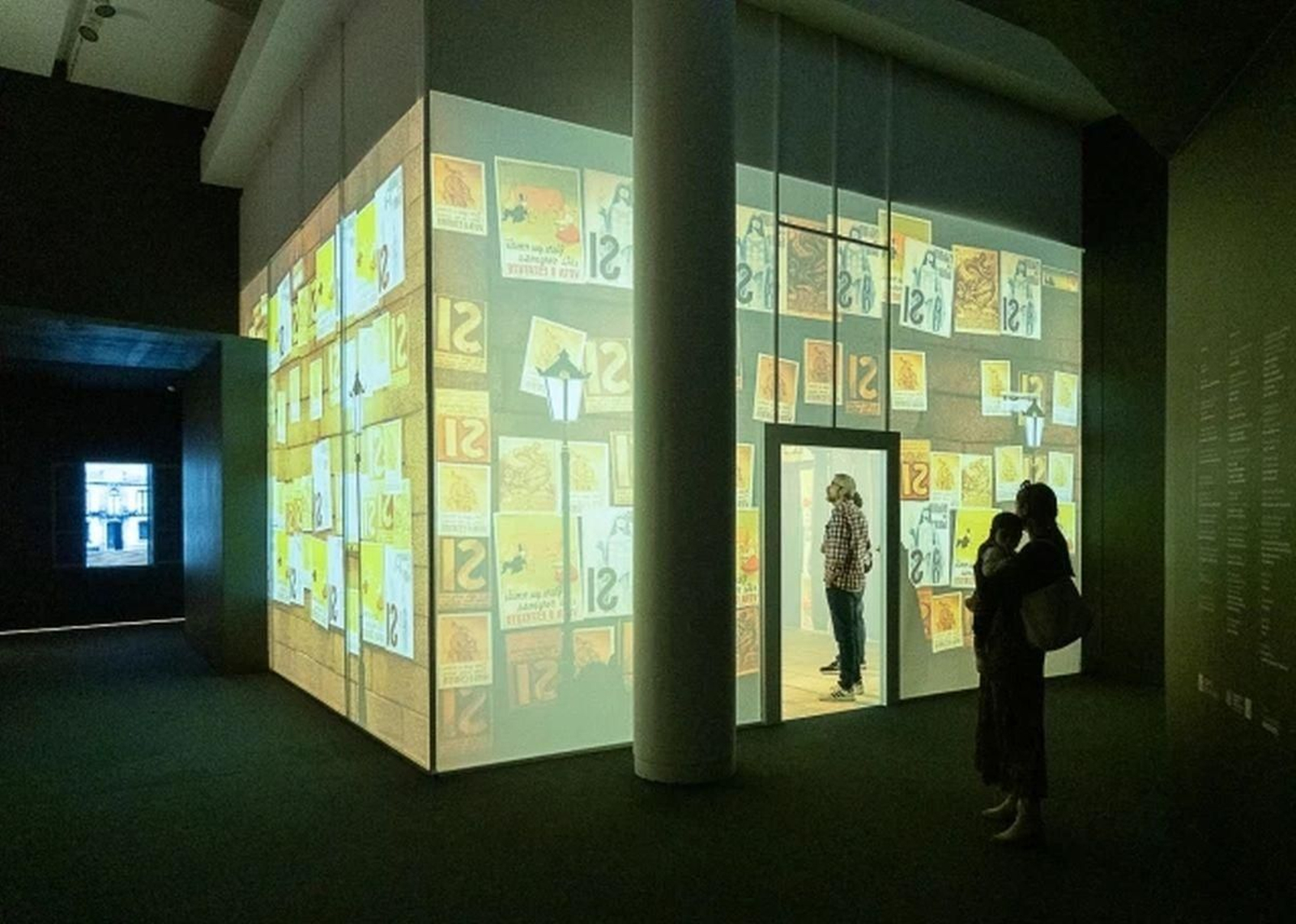 Un grupo de persona visitan la muestra “Castelao. Mirar por Galicia” en Santiago.