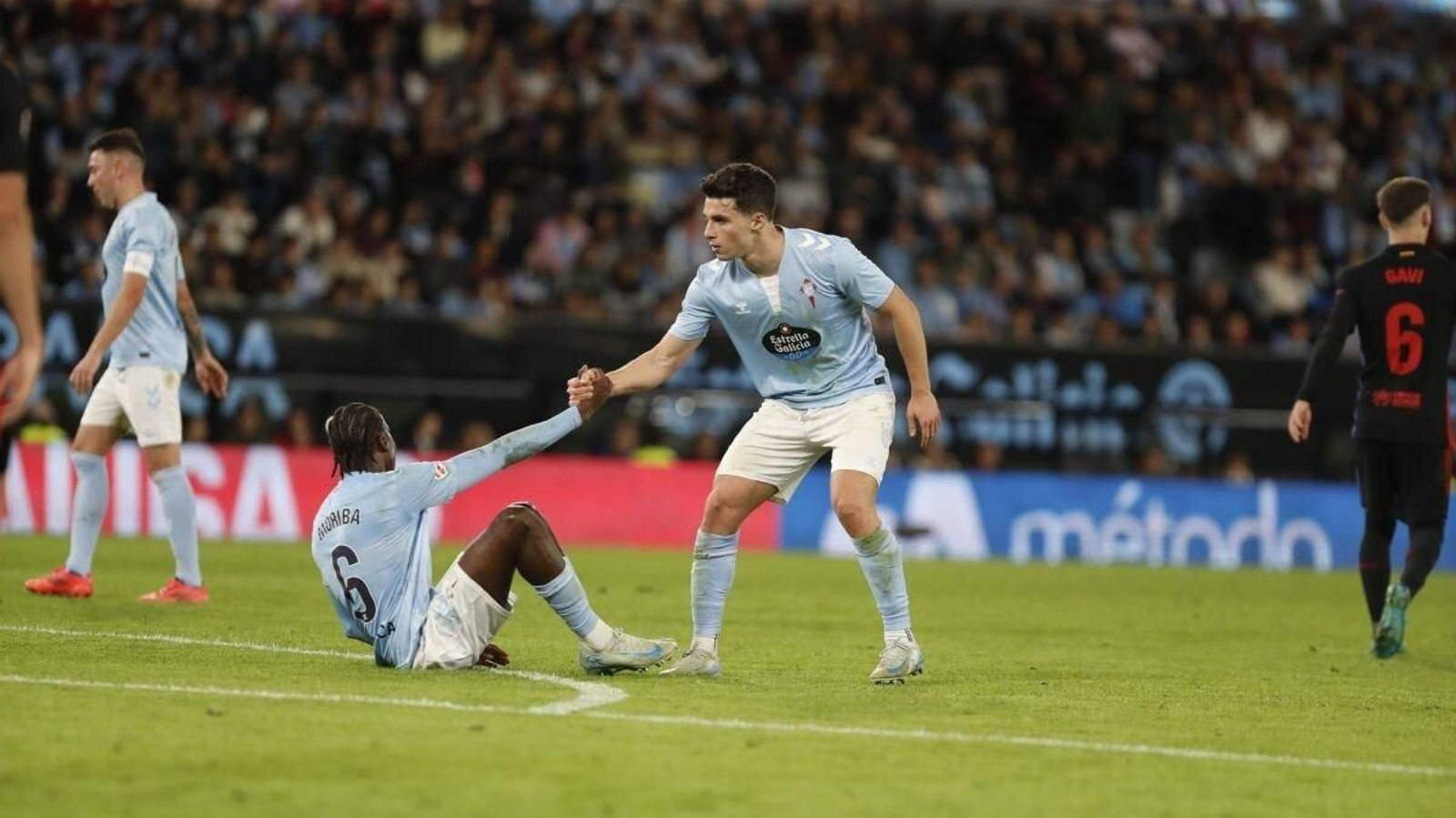 Anastasios Douvikas ayuda a Ilaix Moriba a levantarse durante el partido del pasado sábado en Balaídos.