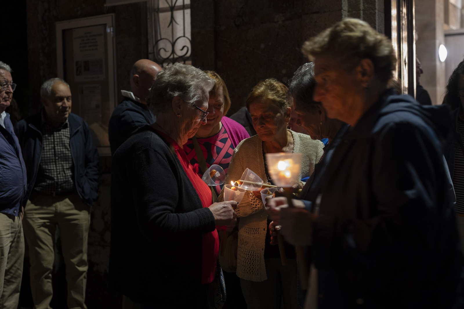 Un momento de la procesión nocturna en honor a la Virgen de la Saleta a su paso por San Cristovo de Cea