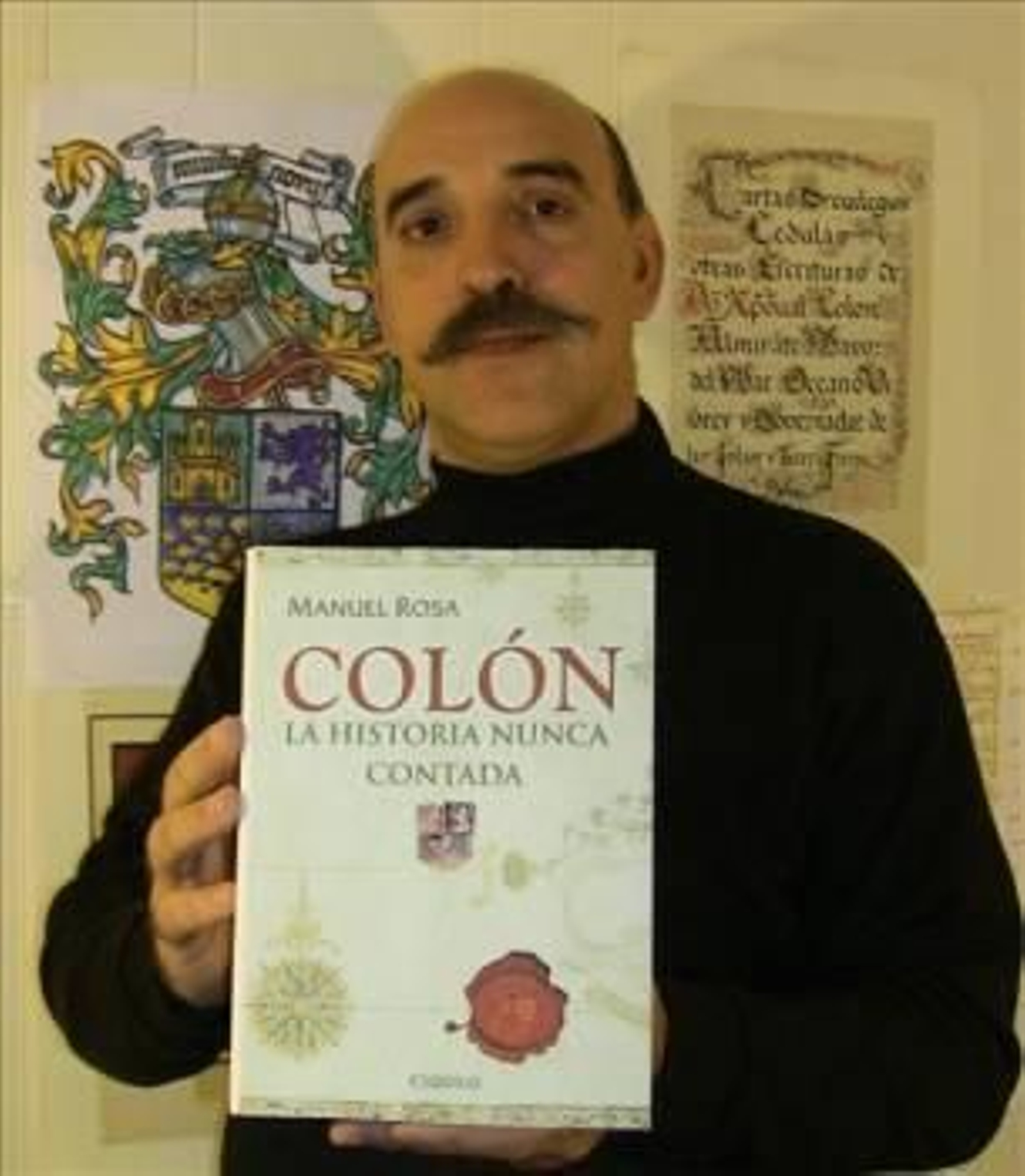 Manuel Rosa, con su libro. (Foto: EFE)