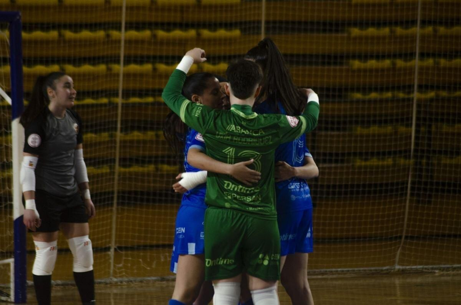 Las jugadoras del Ourense Ontime celebran un gol (Foto: Lucía Otero).