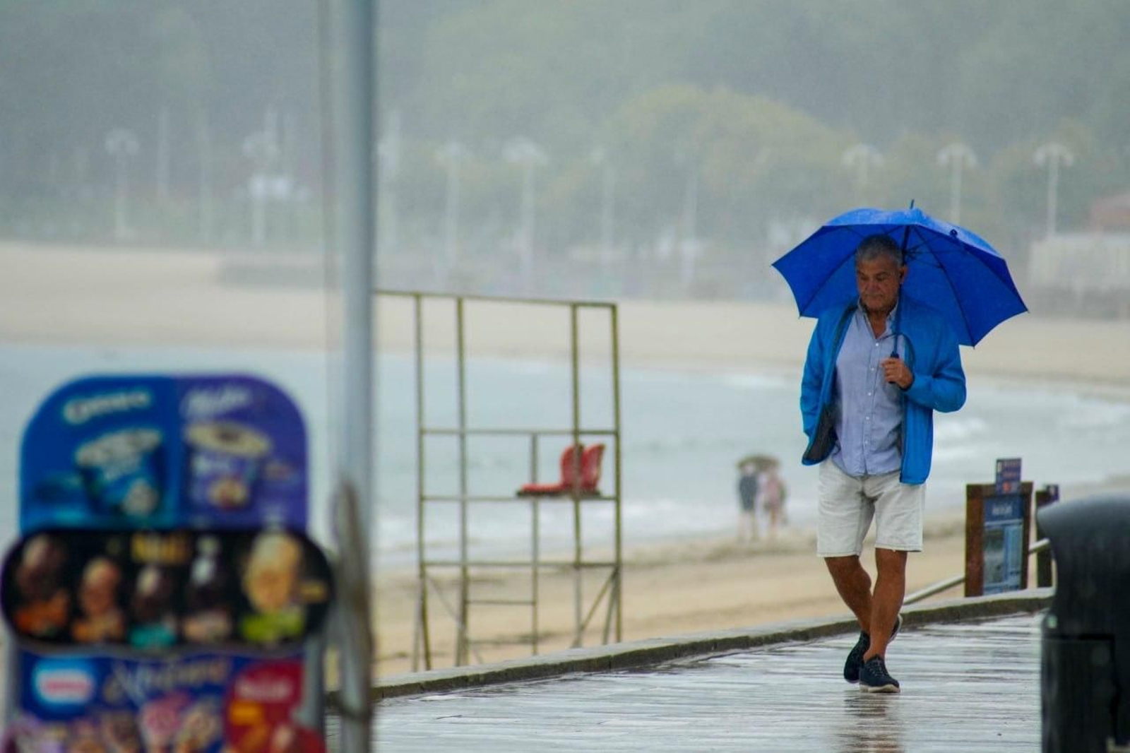 Galería | La lluvia sorprende a Vigo tras meses de tiempo seco