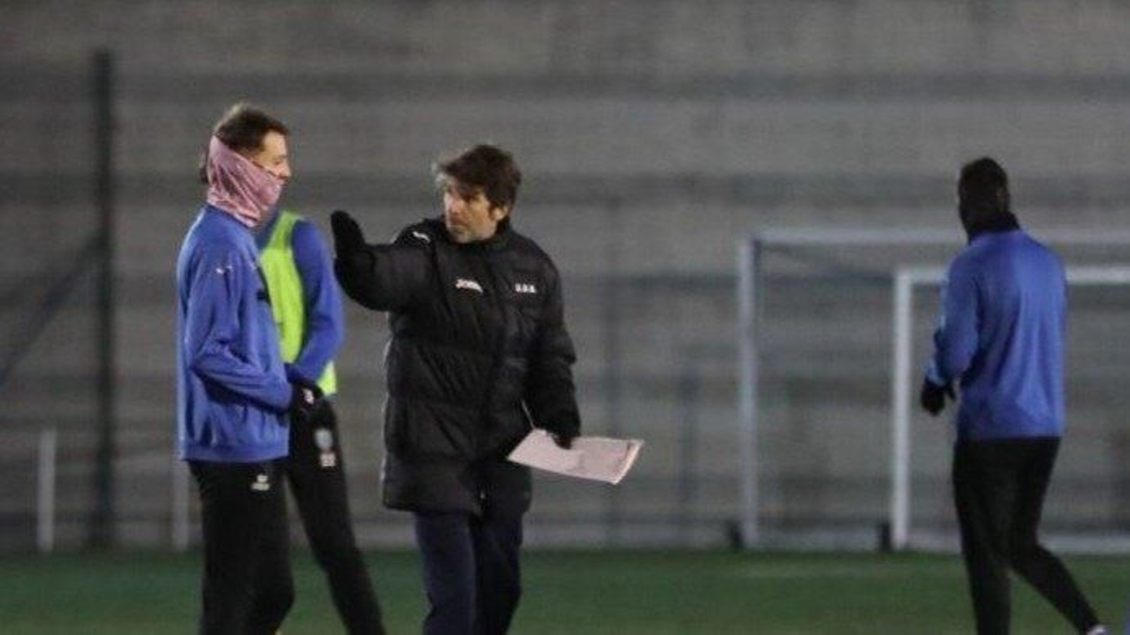 El técnico Juanjo Vilachá se dirige a sus jugadores (Marcos Atrio).