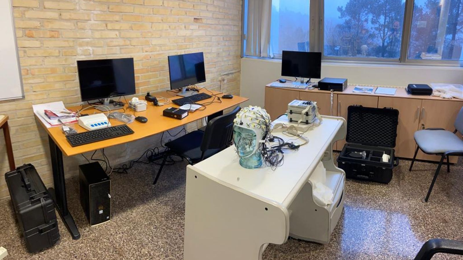 Imaxe do equipamento de encefalografía do laboratorio de linguaxe e cognición da UVigo.