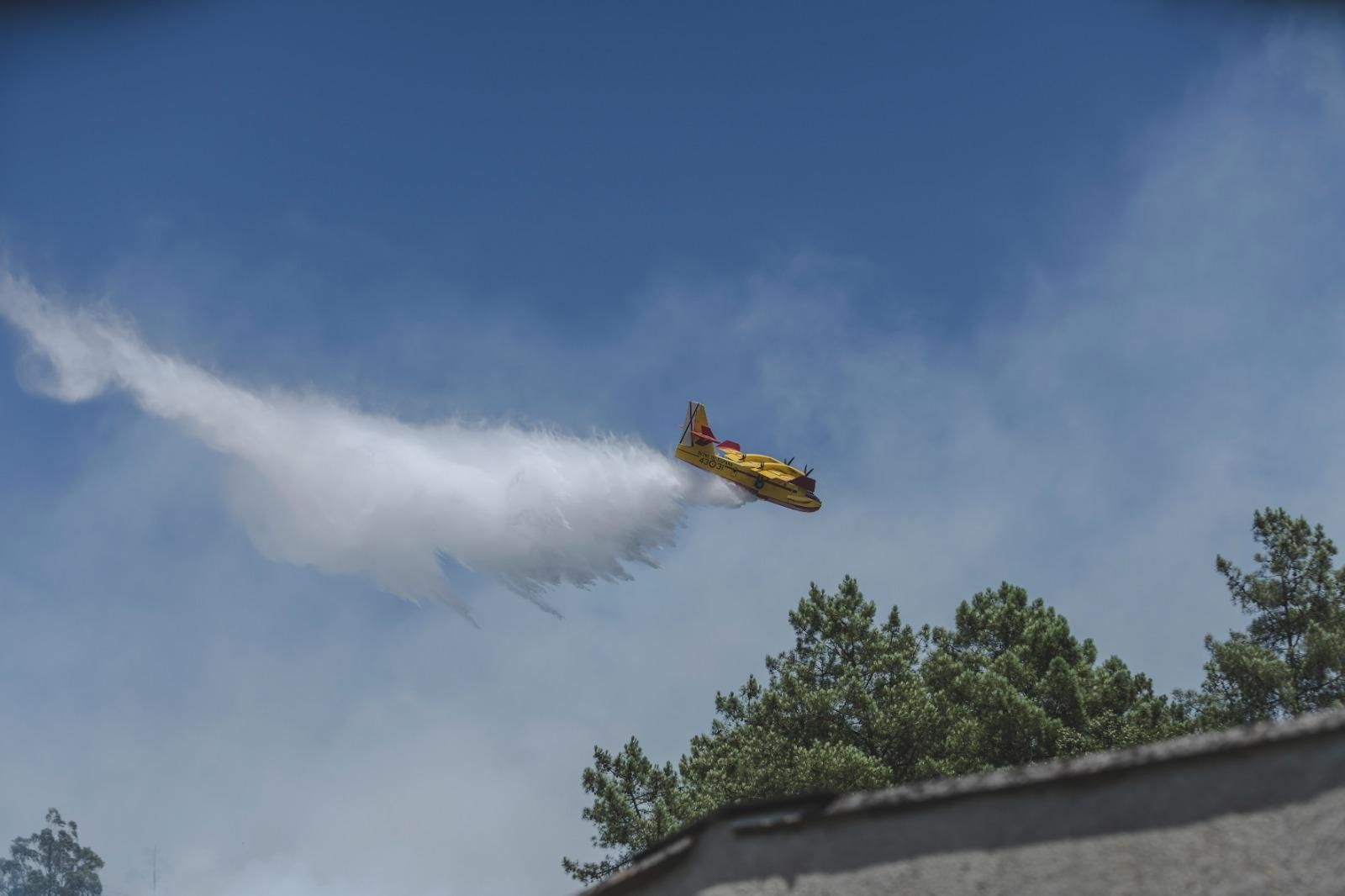 Galería | El incendio forestal de Untes llena la ciudad de Ourense de humo, en fotos