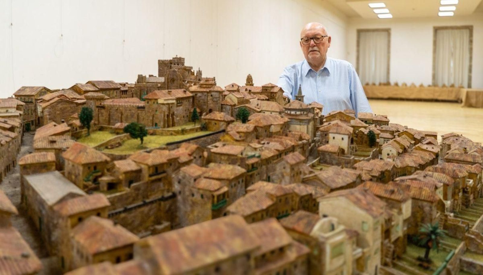 José Martínez Clotet lleva desde 1981 construyendo maquetas de los monumentos y de los edificios de Tui y Valença.