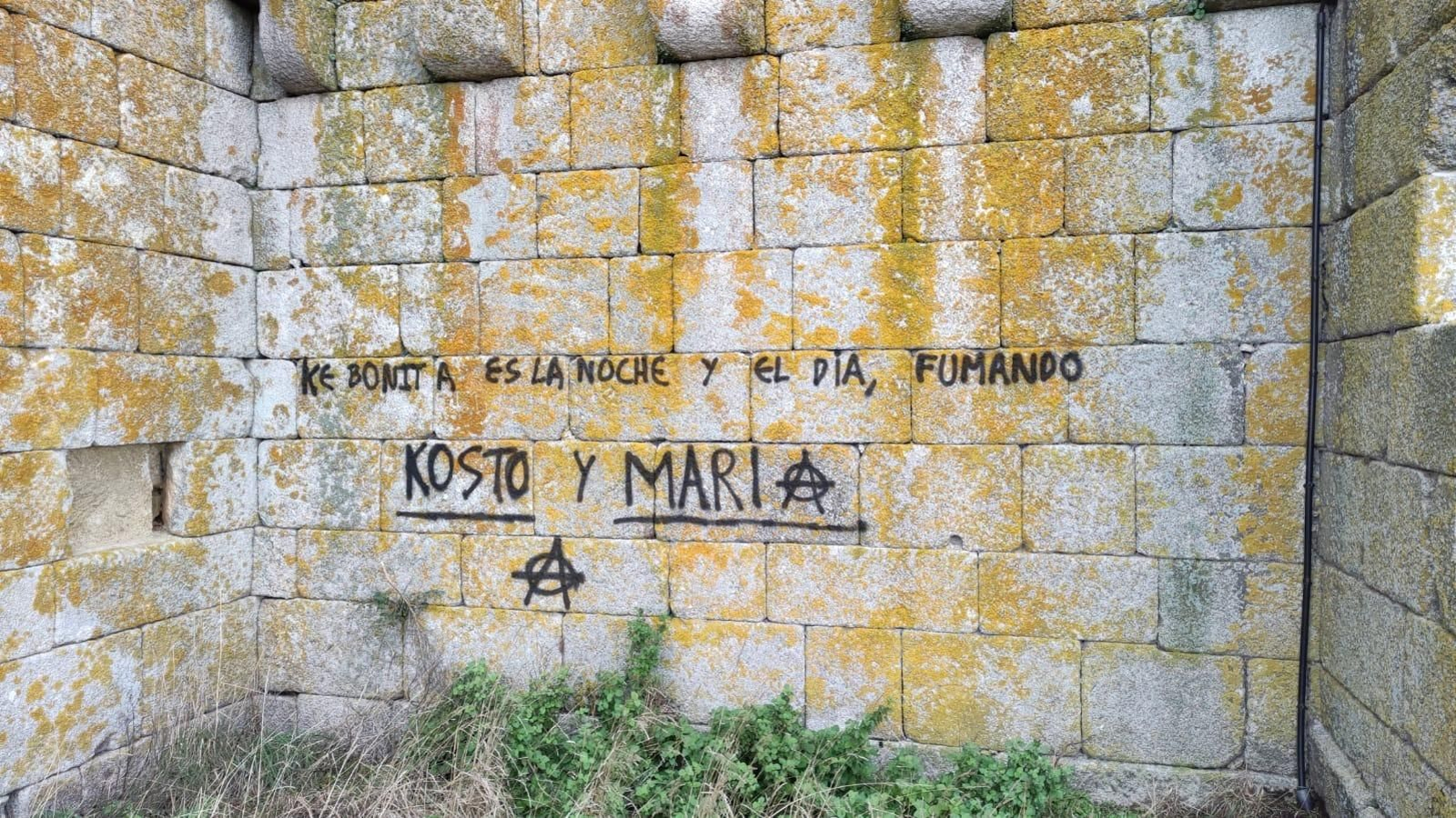 La pintada que apareció en la base de la Torre de Sandiás.