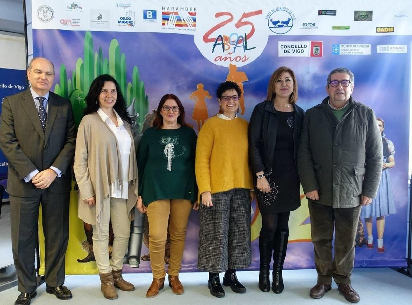 Los integrantes de Aboal con la edil Yolanda Aguiar en la presentación del musical benéfico.