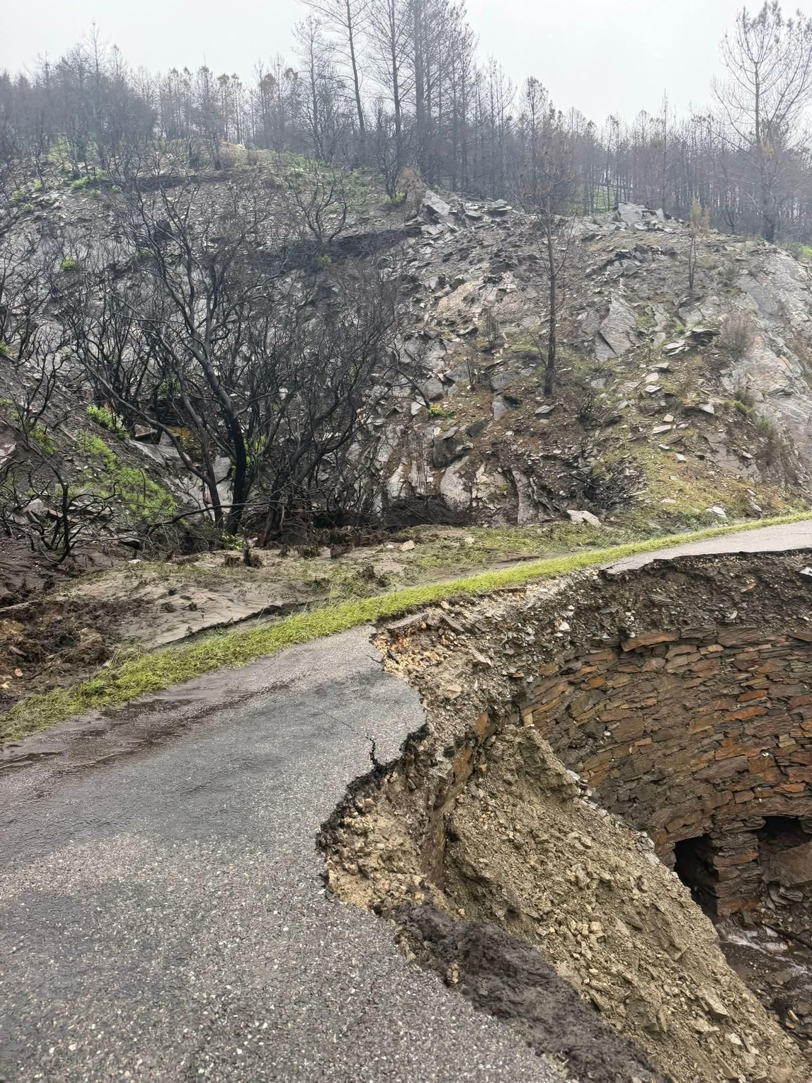 Galería | Un desprendimiento en una carretera de Quiroga provoca un gran socavón y deja cuatro aldeas aisladas