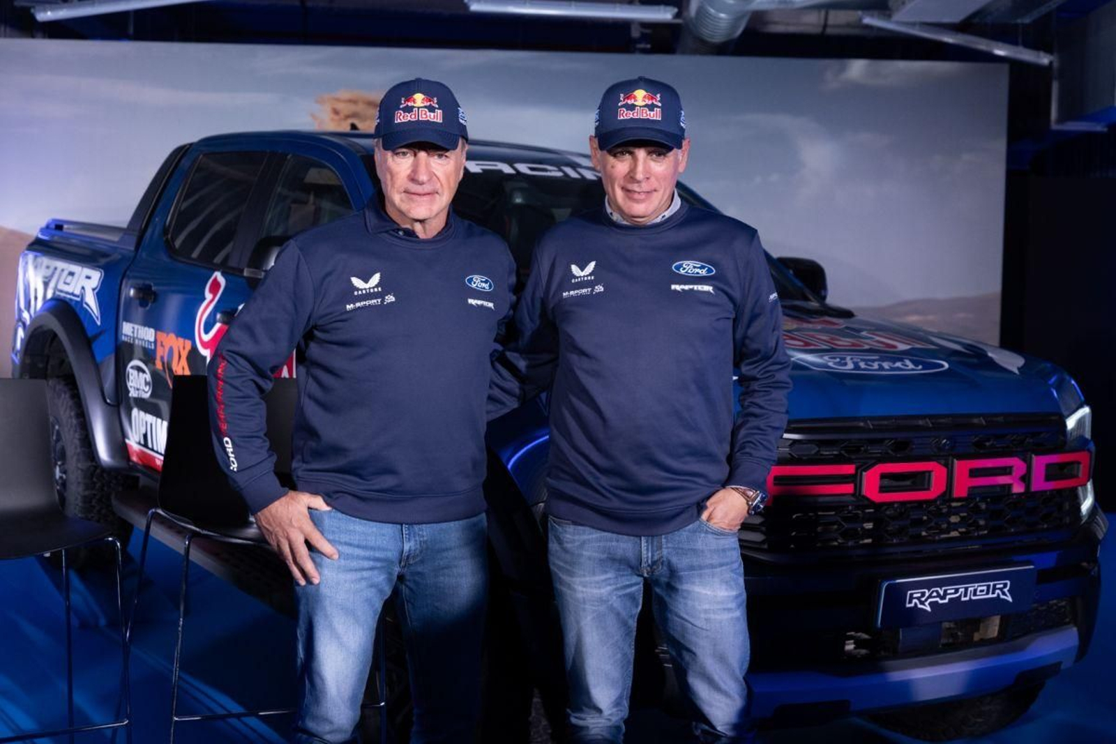 El veterano piloto Carlos Sainz y su copiloto, Lucas Cruz.