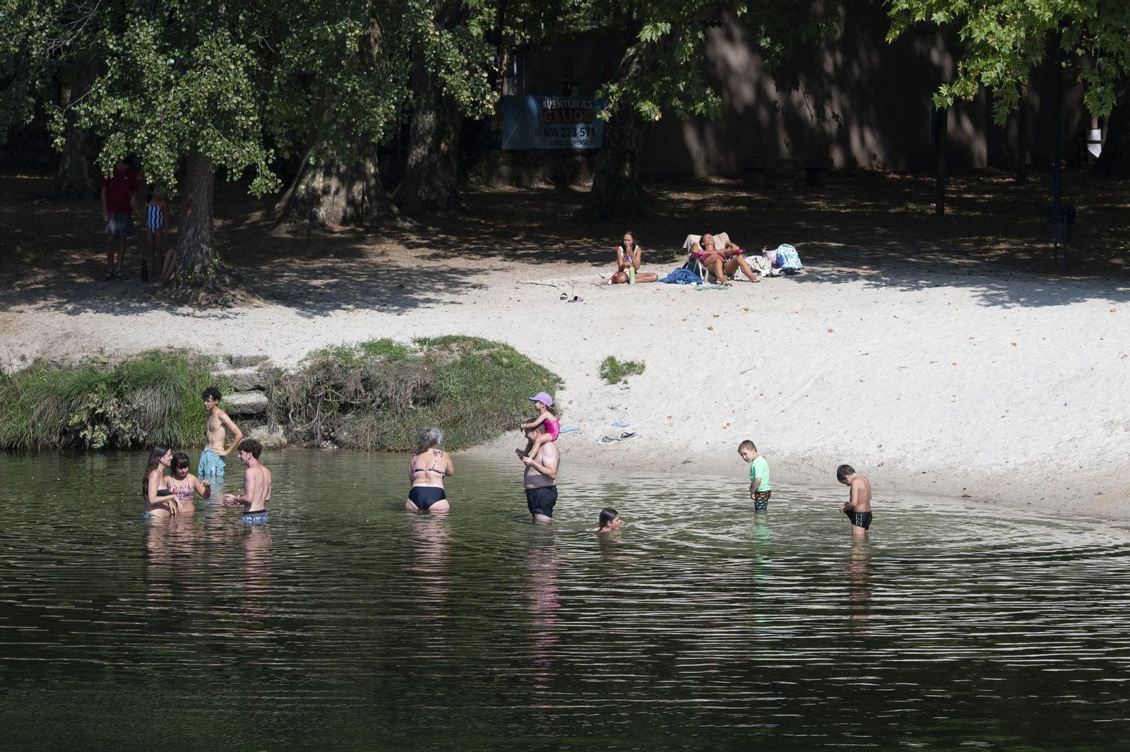 Galería | Los ourensanos combatiendo el calor en una jornada de calor extremo
