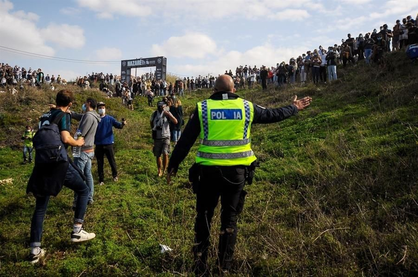 Miles de personas observan las olas gigantes en Nazaré.// EFE/ Carlos Barroso