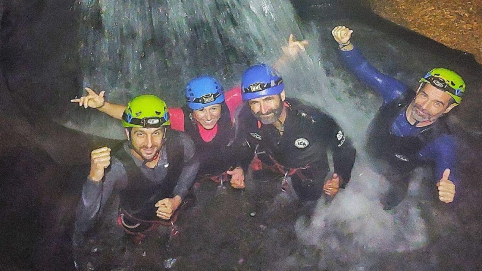 Espeleólogos dentro de la gran cueva de Folón.