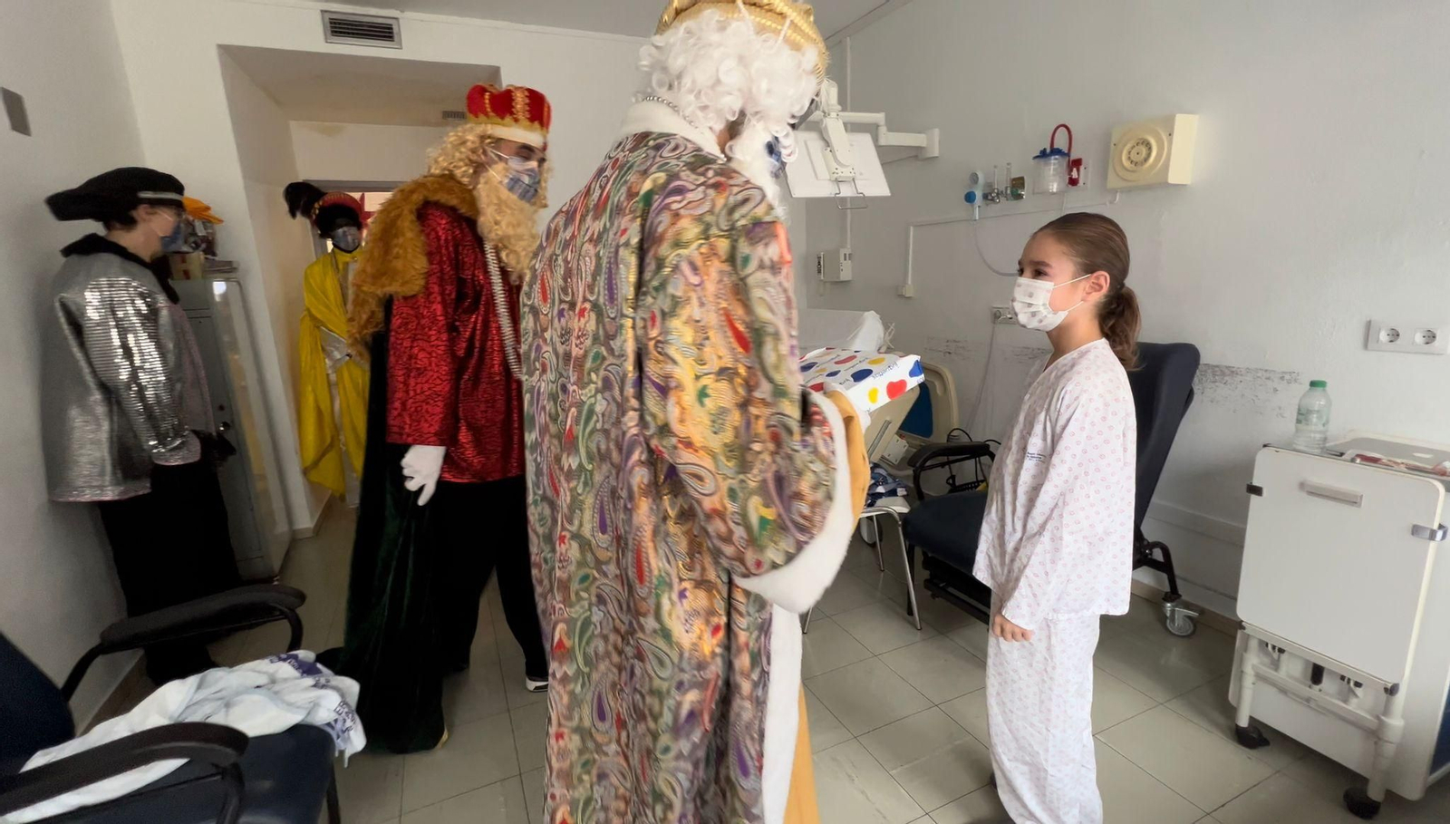 OURENSE. Sus Majestades tampoco se olvidaron de los niños y mayores que permanecen ingresados en el CHUO.