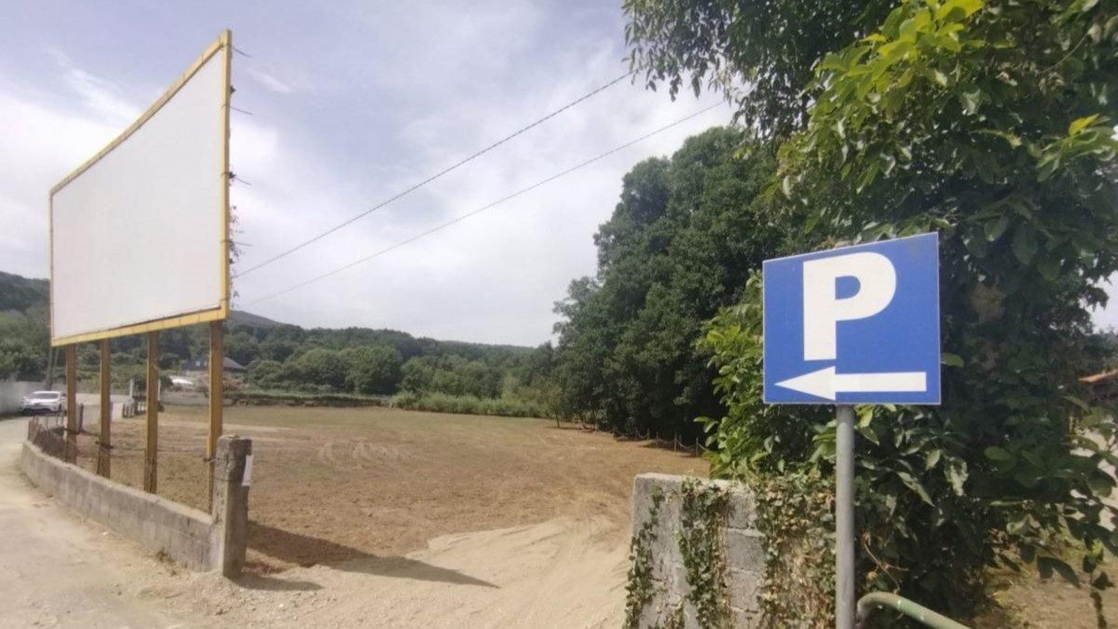 El nuevo estacionamiento provisional, junto al lavadero y las piscinas exteriores de Celanova.