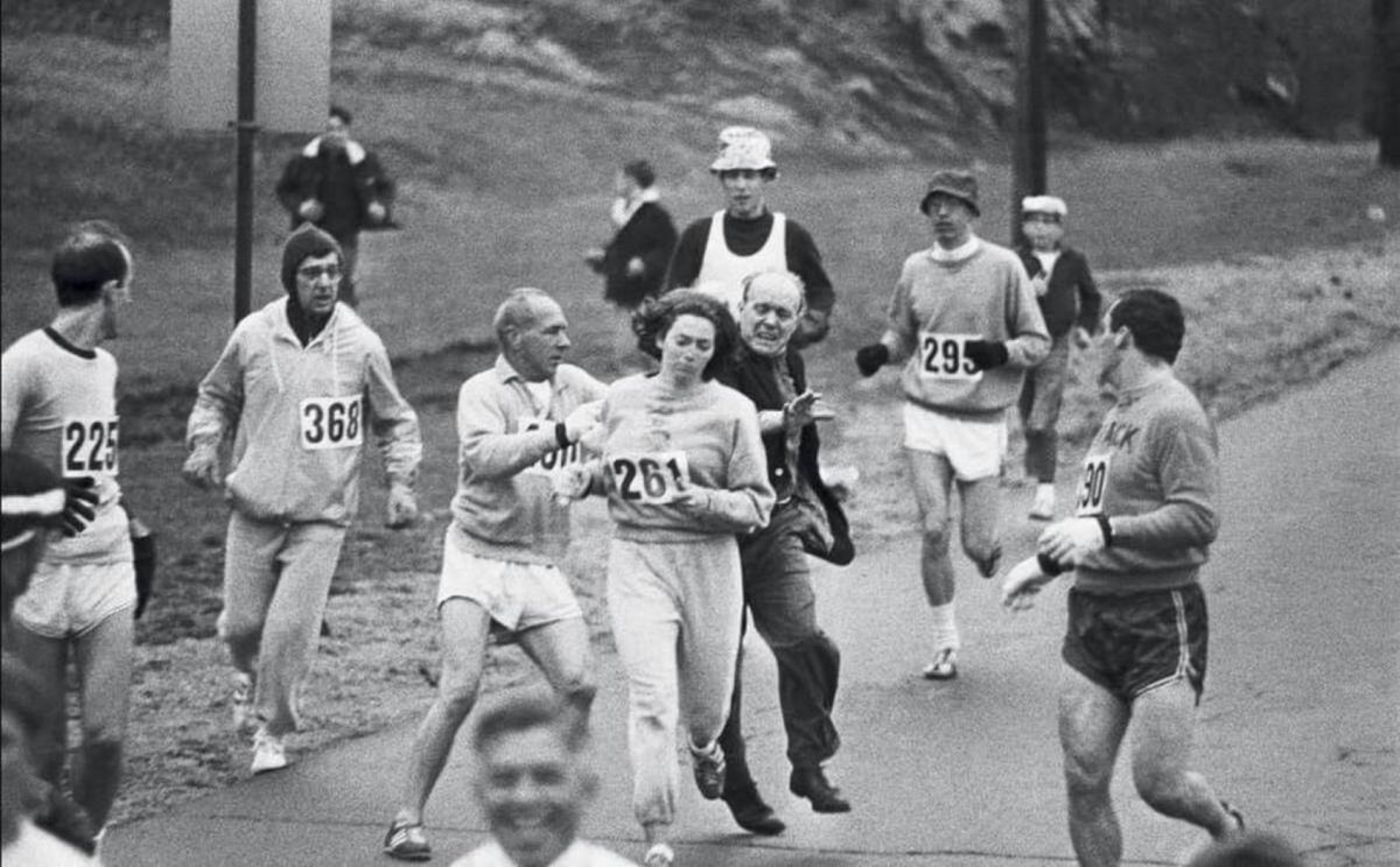 Bobbi Gibb, intentando ser apartada de la carrera.