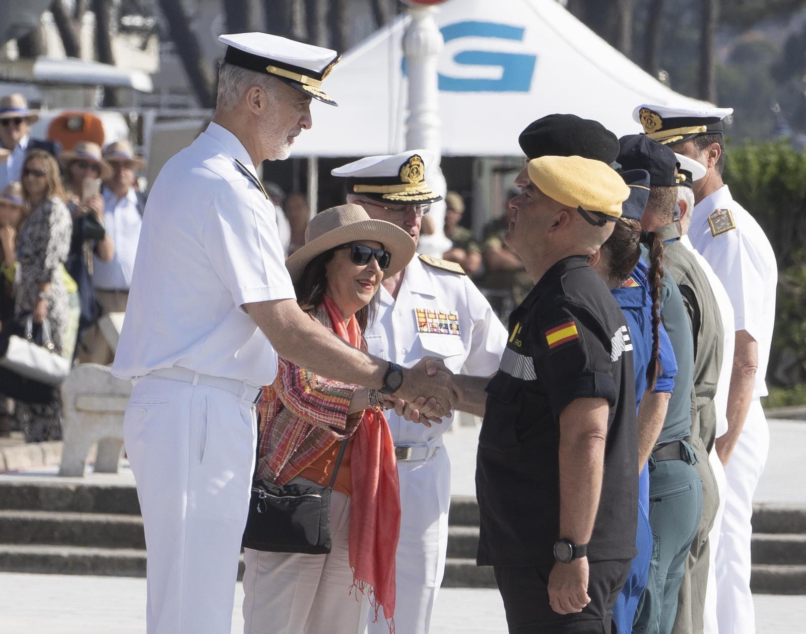 Galería | Felipe VI participa en la revista naval y presencia la exhibición de militares en Samil