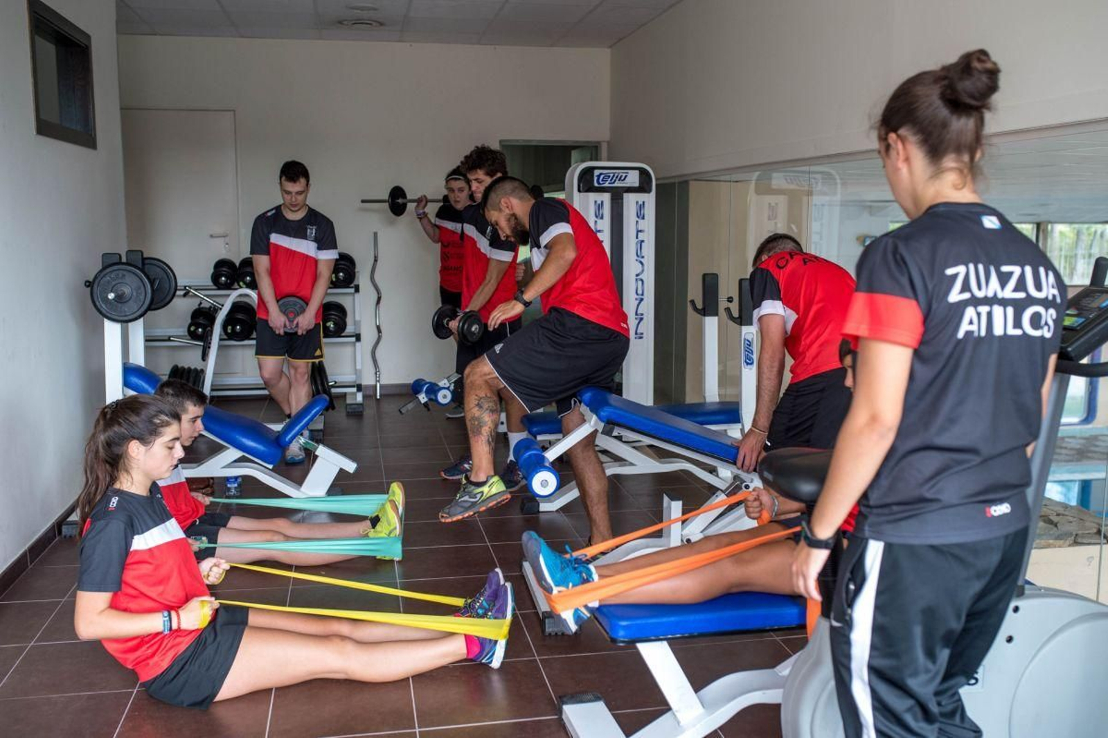 Integrantes del Club Athlos, durante una sesión de trabajo en el gimnasio de Manzaneda, en 2018, la última edición de los Stage Pretemporada La Región.
