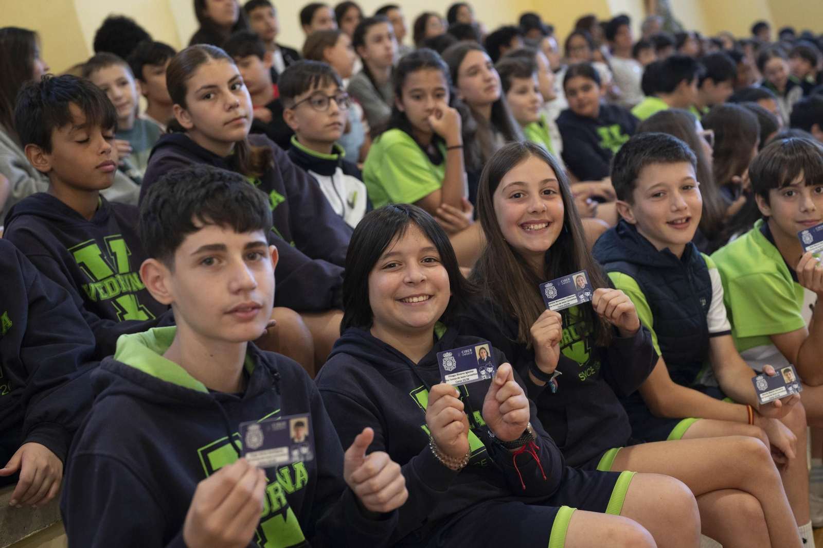 Los alumnos de 6º de primaria con sus carnés del Programa Ciberexpert@s de la Policía Nacional.