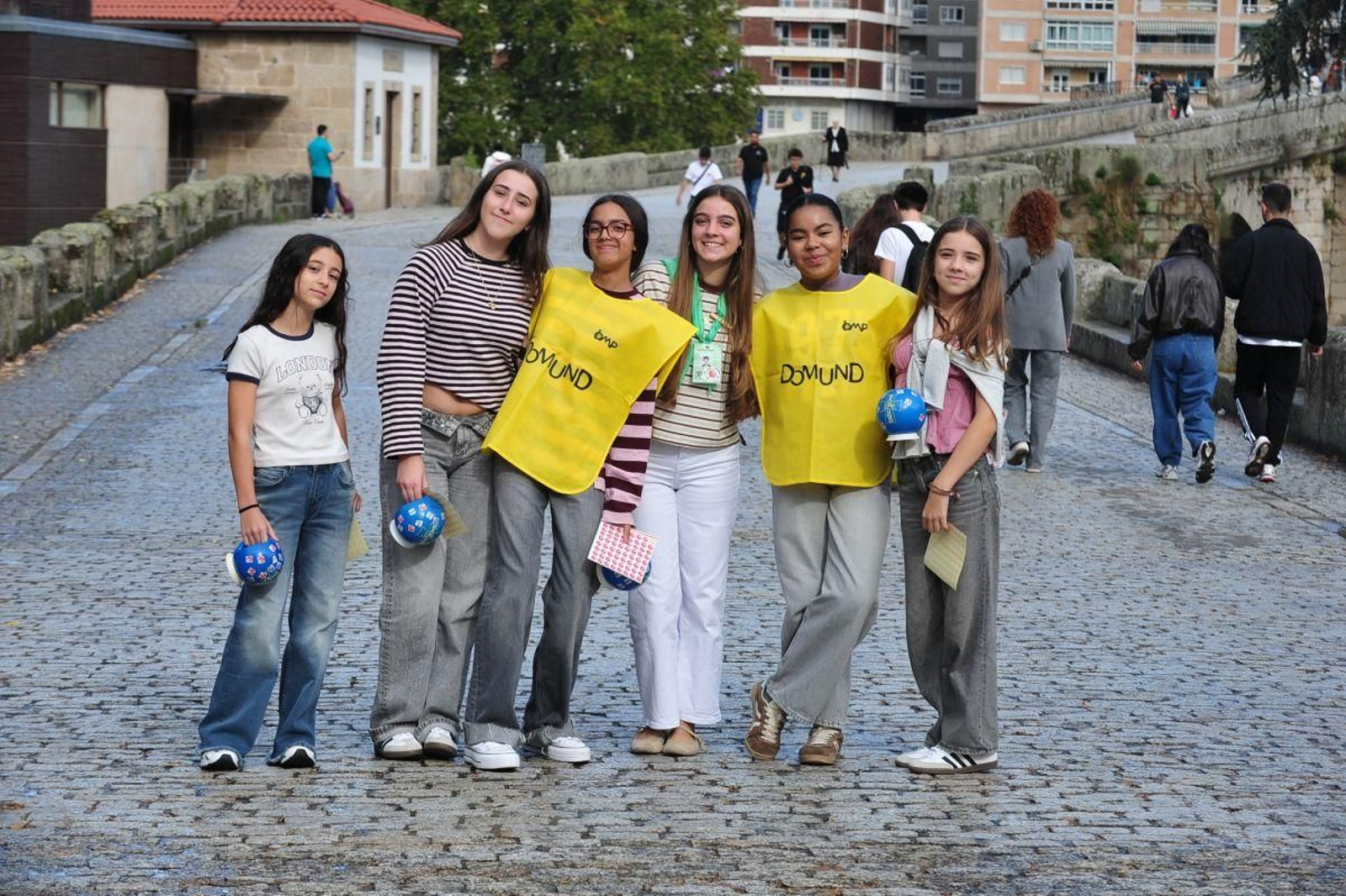 Voluntarias del Domund durante la colecta en el Puente Romano.
