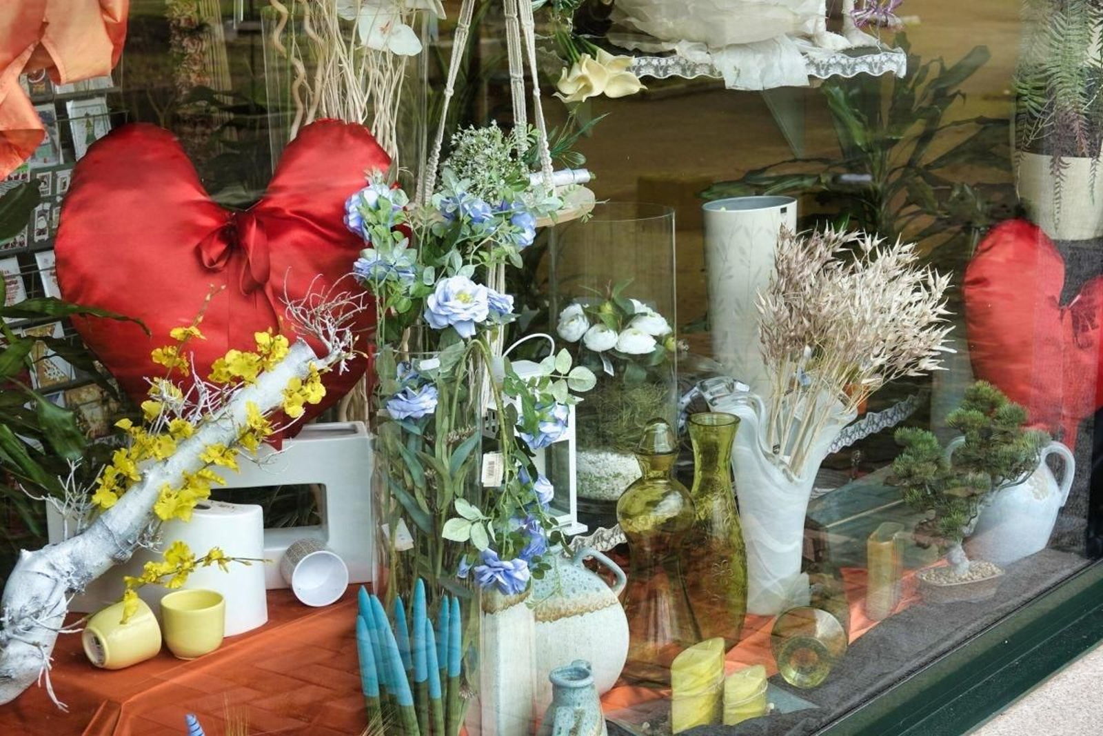 Decoración con motivo de San Valentín en un escaparate de un comercio de Vigo.