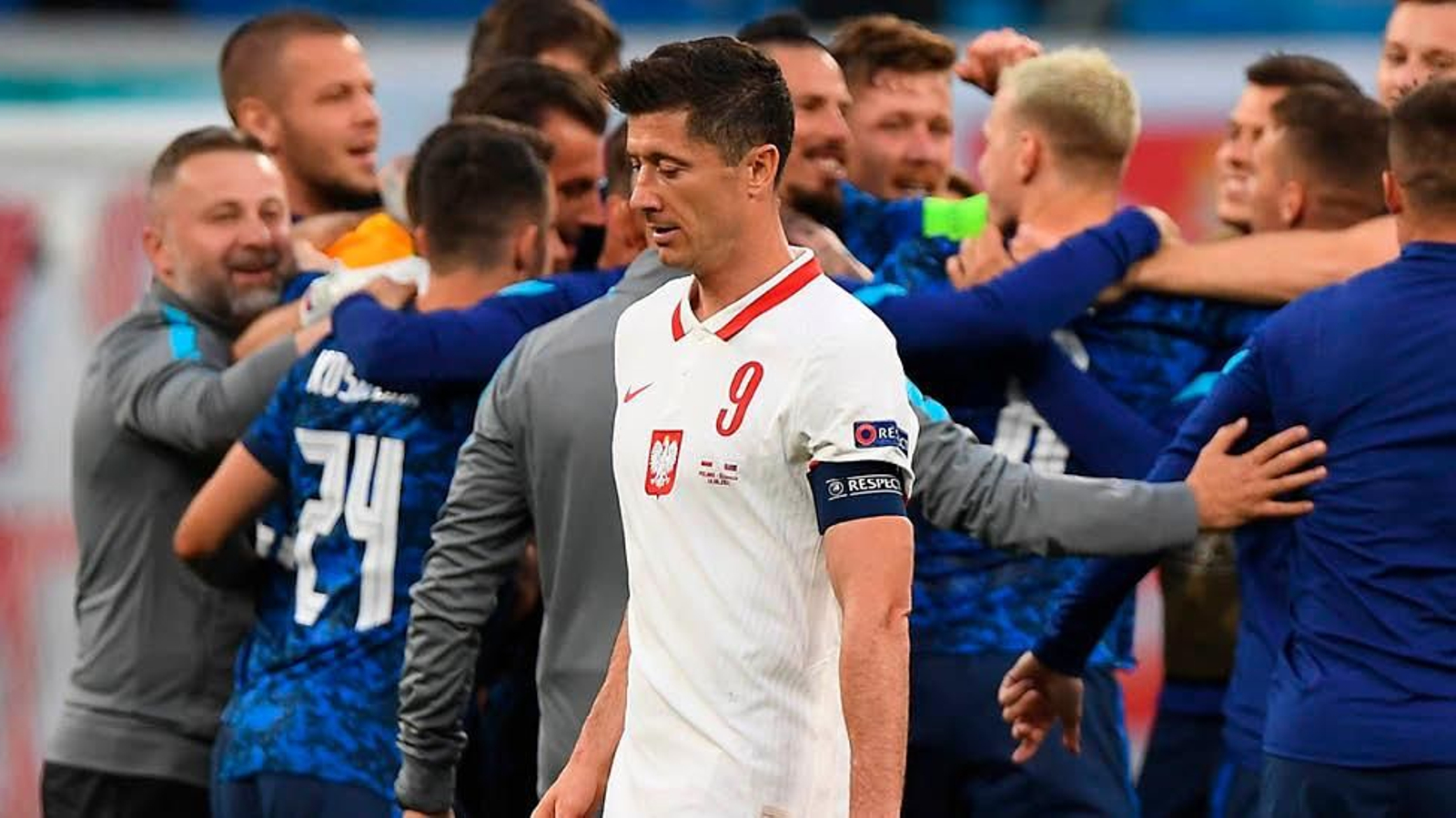 Lewandowski camina cabizbajo tras la derrota de Polonia ante Eslovaquia, ayer, en San Petersburgo.