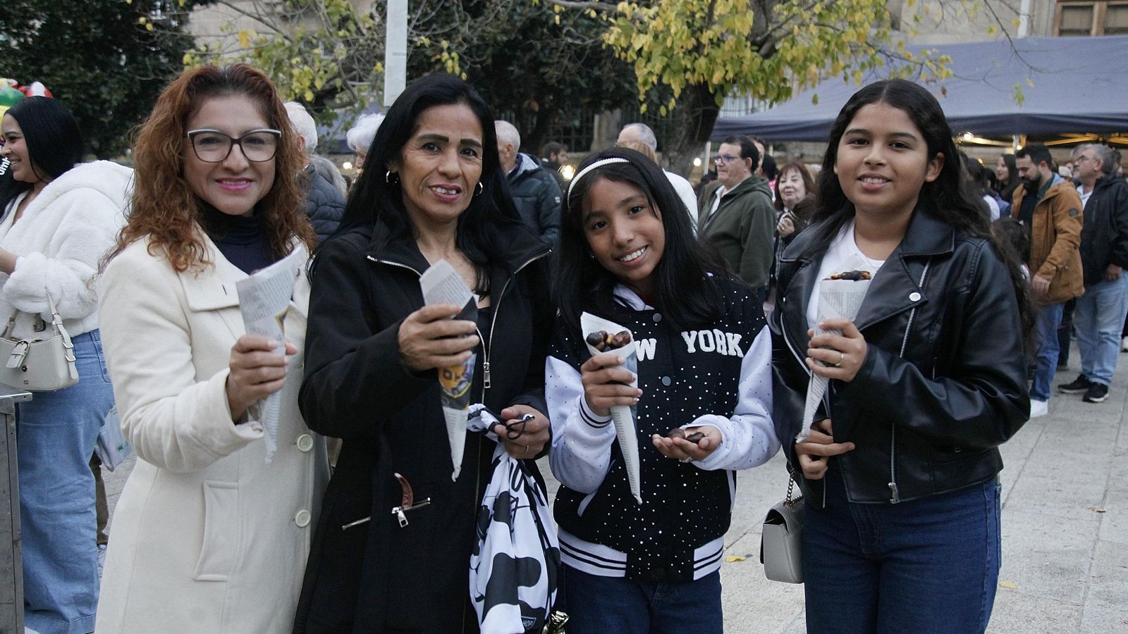 Galería | Cabezudos, castañas y bollo preñado para disfrutar de los magostos en la ciudad