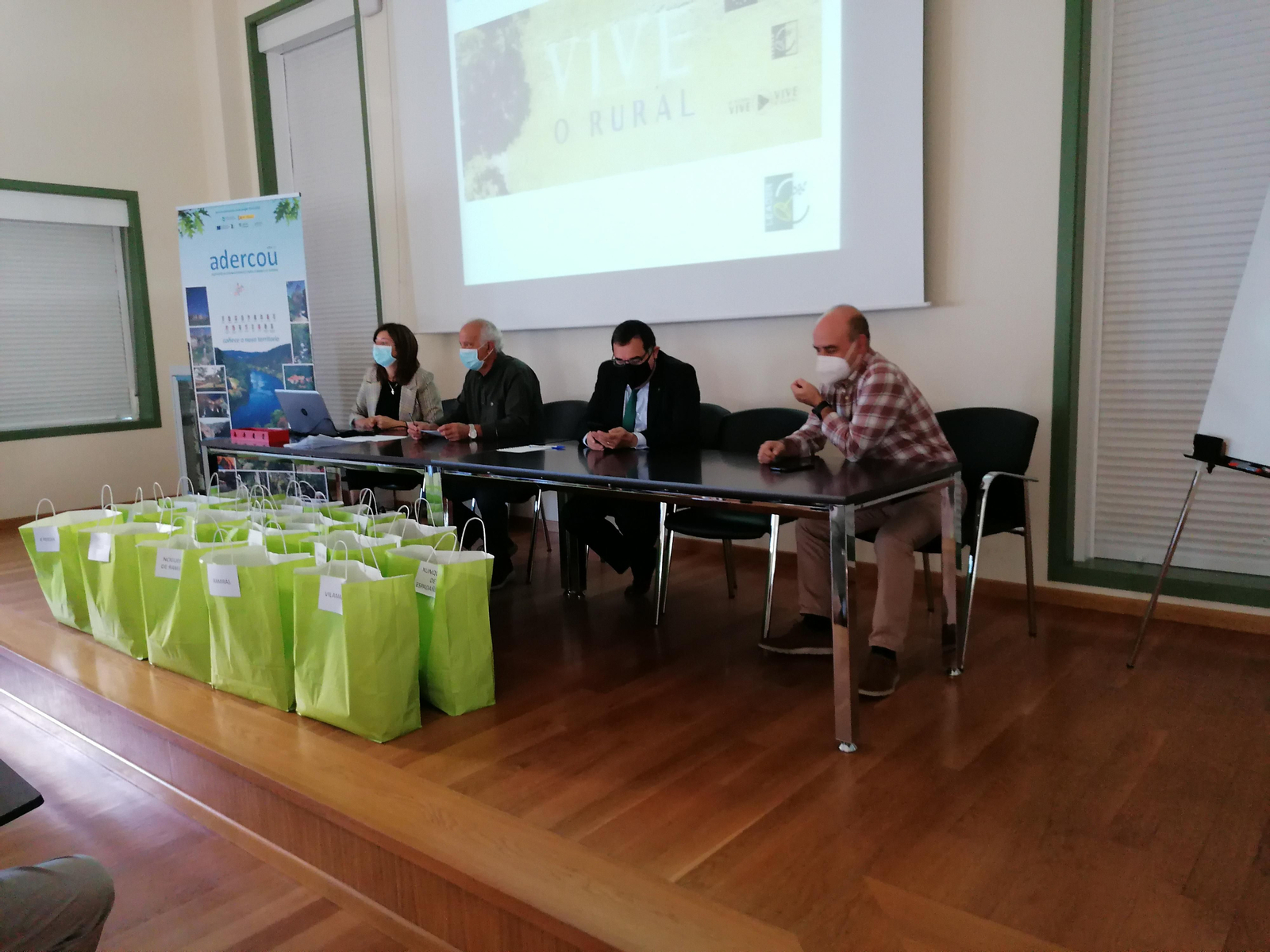 Junta directiva de Adercou, que dio luz verde a la residencia.