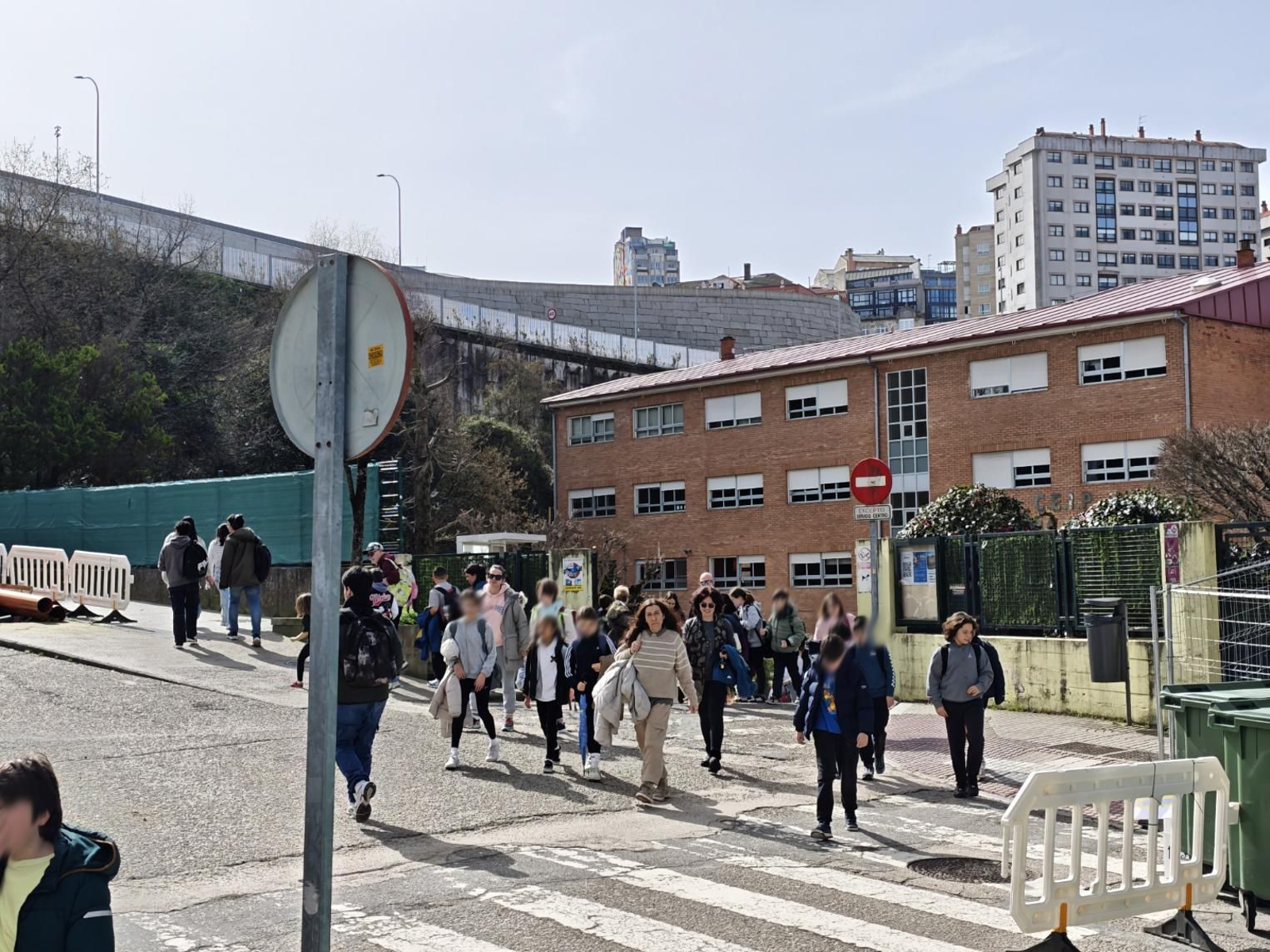 El García Barbón -en la foto, la salida de clases ayer- es uno de los centros con menos vacantes.