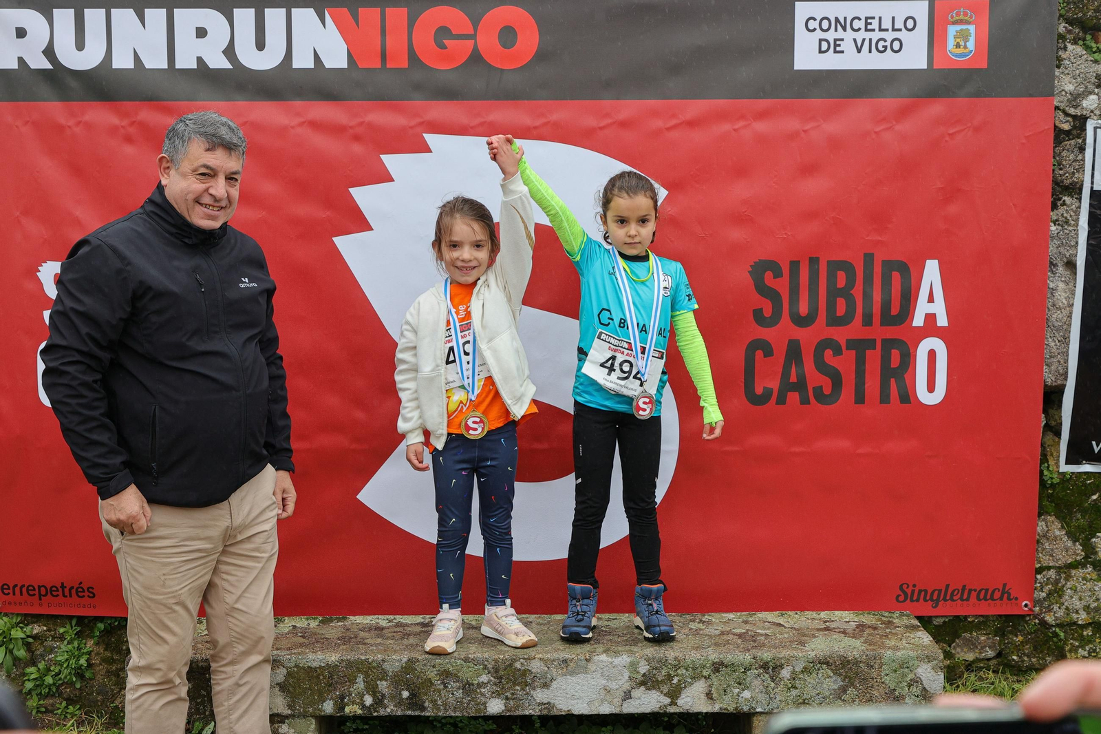 Galería | Cientos de atletas aguantan la lluvia en la Subida ao Castro