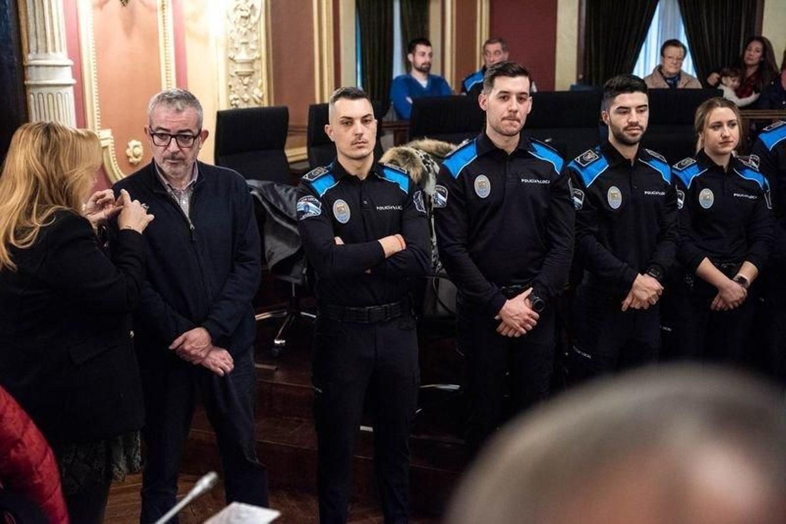Cuatro de los nuevos agentes de la ciudad, junto al director xeral de Recursos Humanos (ÓSCAR PINAL).