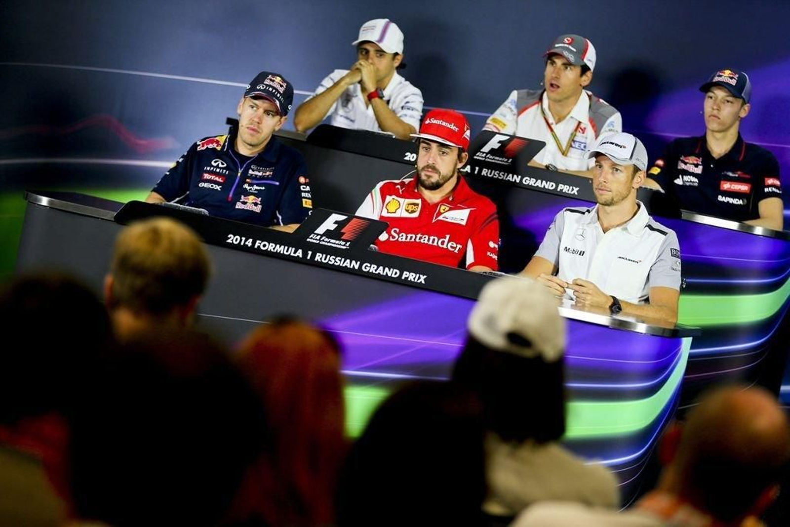Fernando Alonso, entre Vettel y Button, en la rueda de prensa de ayer.