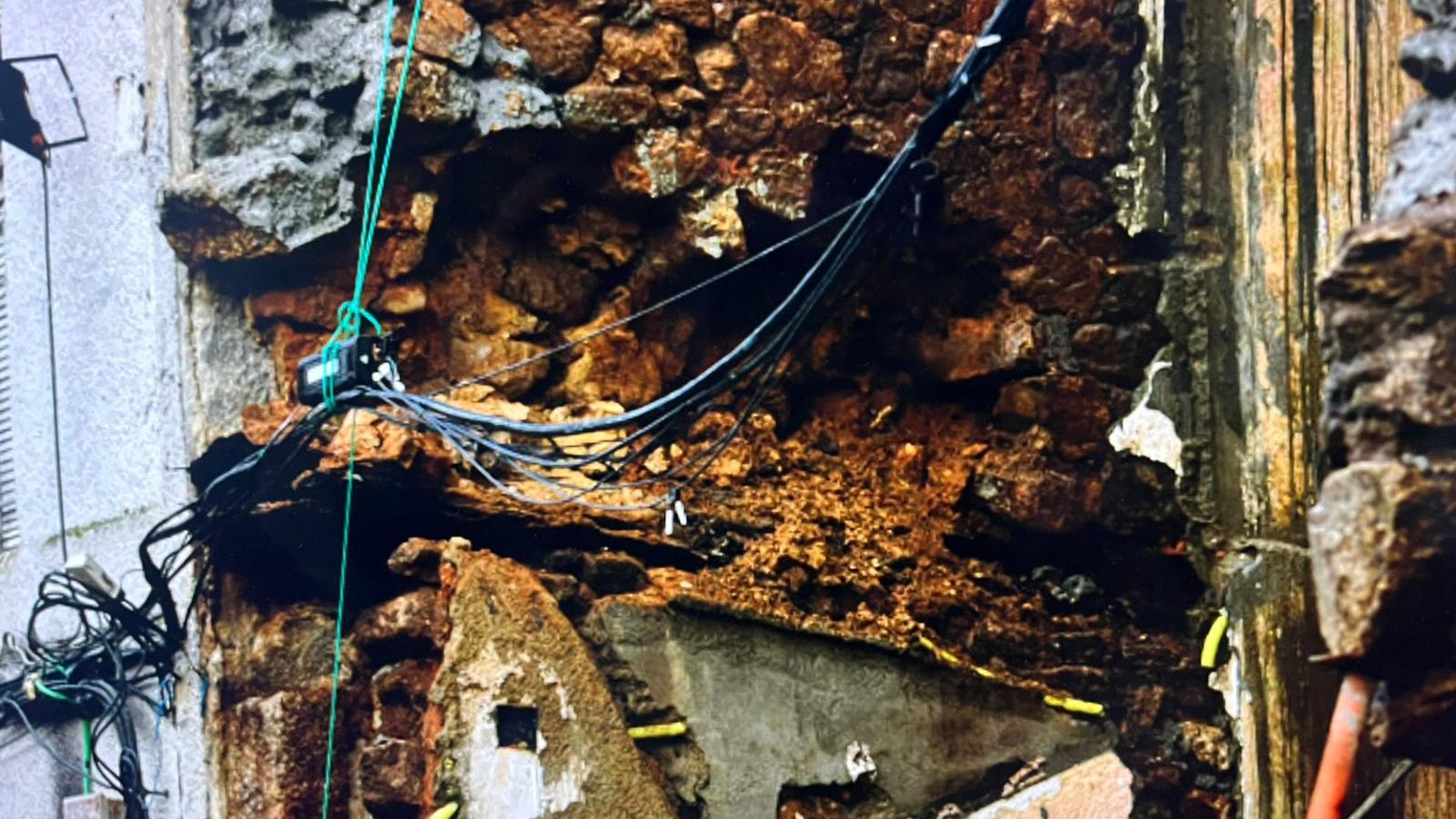 Parte del muro laterial interior que se desprendió.