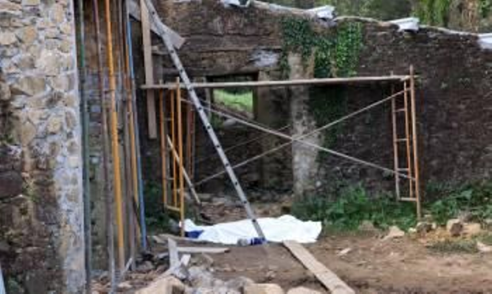 Cadaver del fallecido al caer de una escalera de una casa en obras en Carballo. (Foto: EL CORREO GALLEGO)