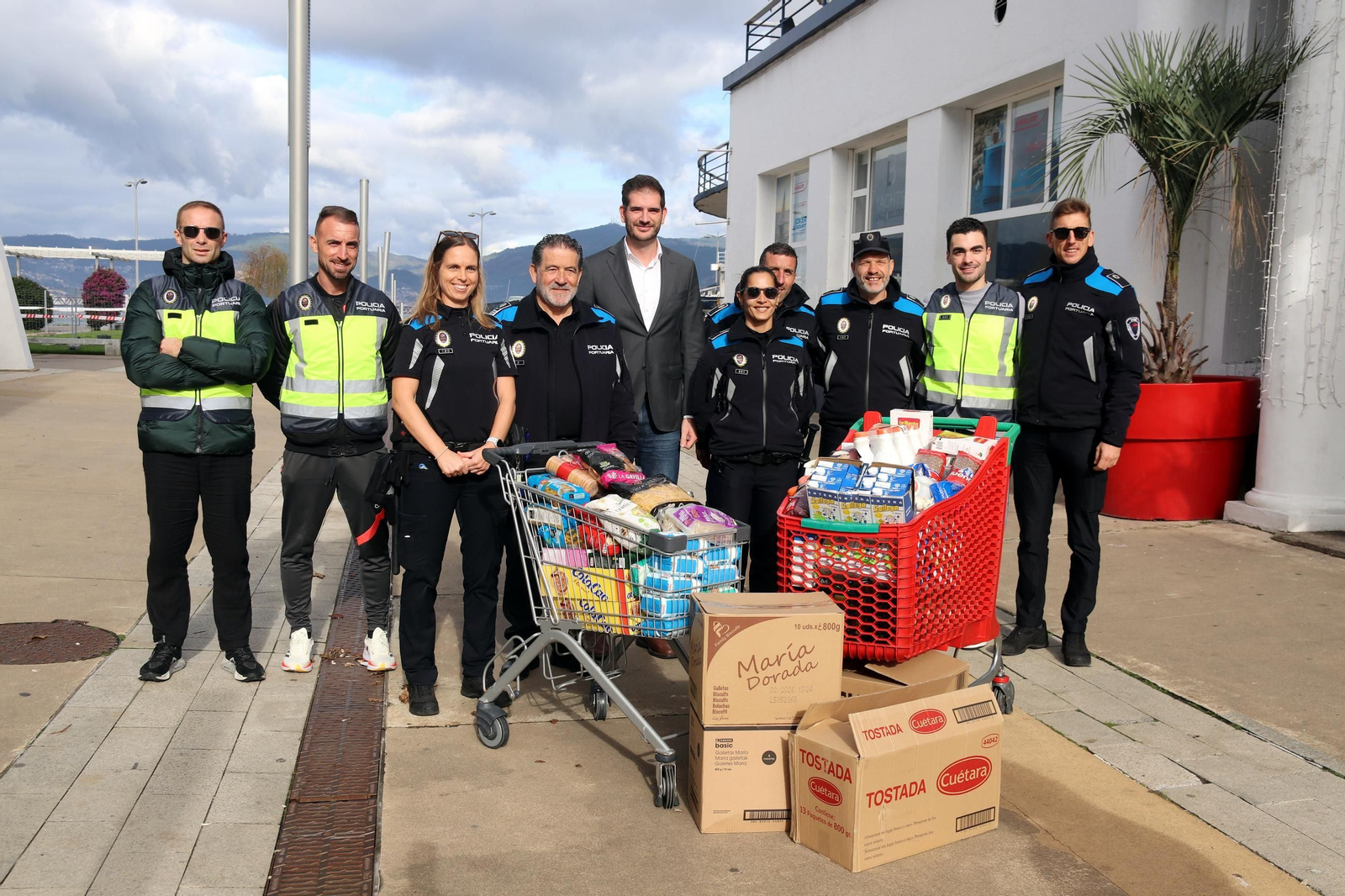 Policía Portuaria y directiva del Náutico, con alimentos recogidos.