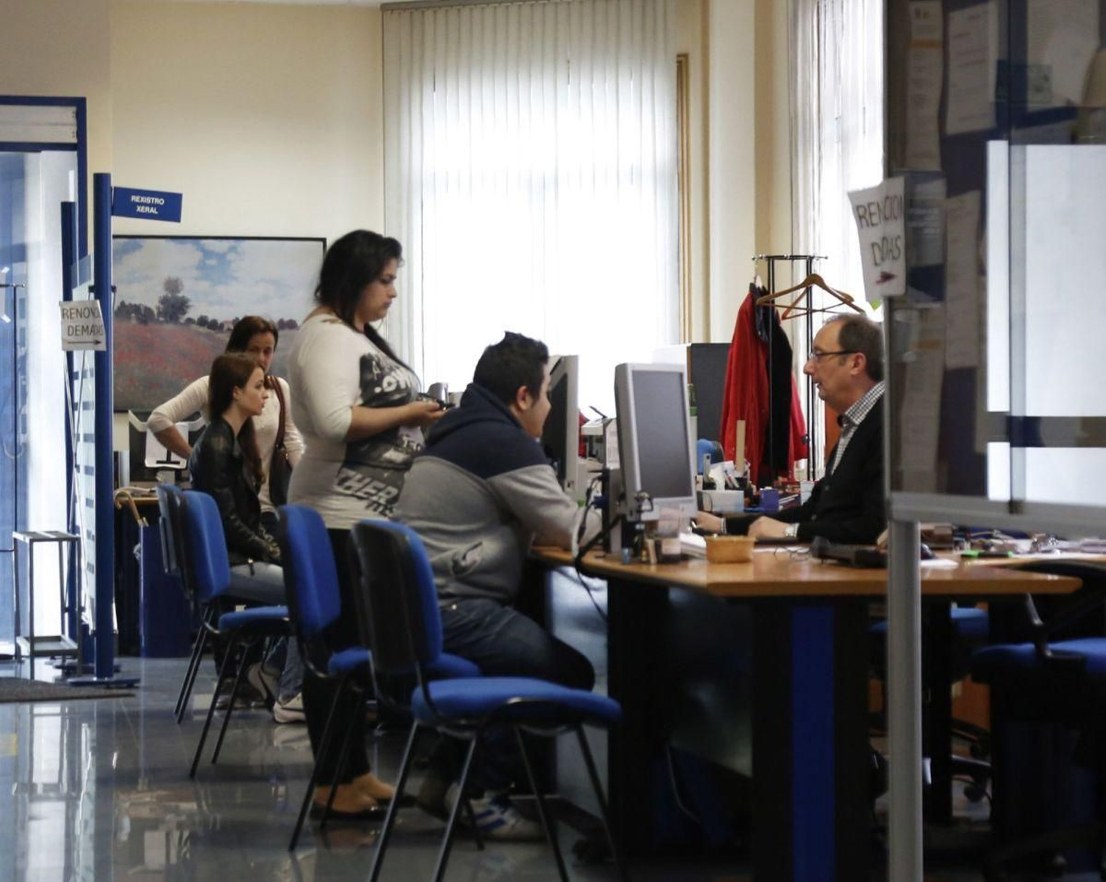 Jóvenes demandantes de empleo en la oficina del INEM.