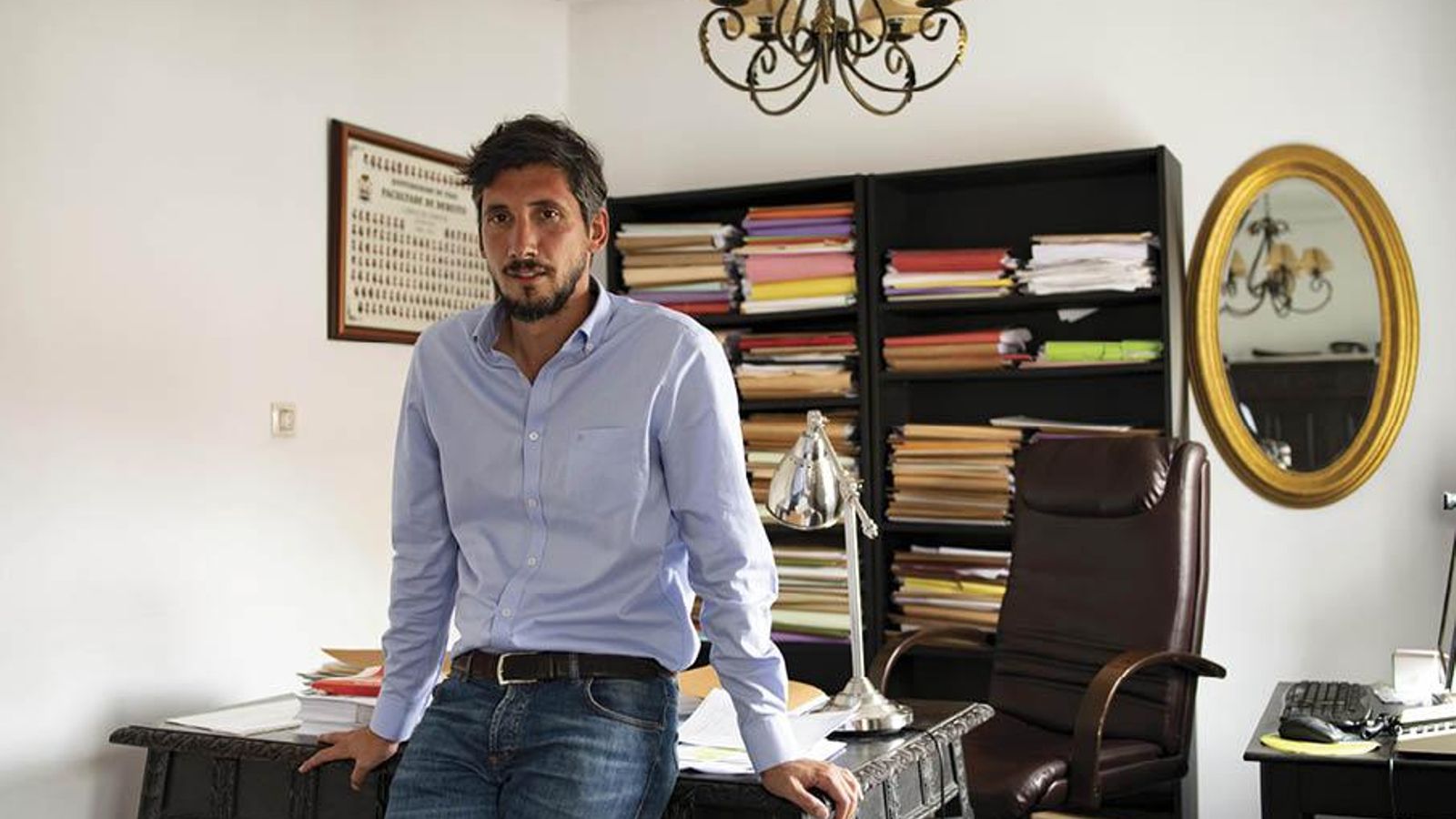 El letrado Luis Manuel Salgado Carbajales en su despacho en Ourense. 