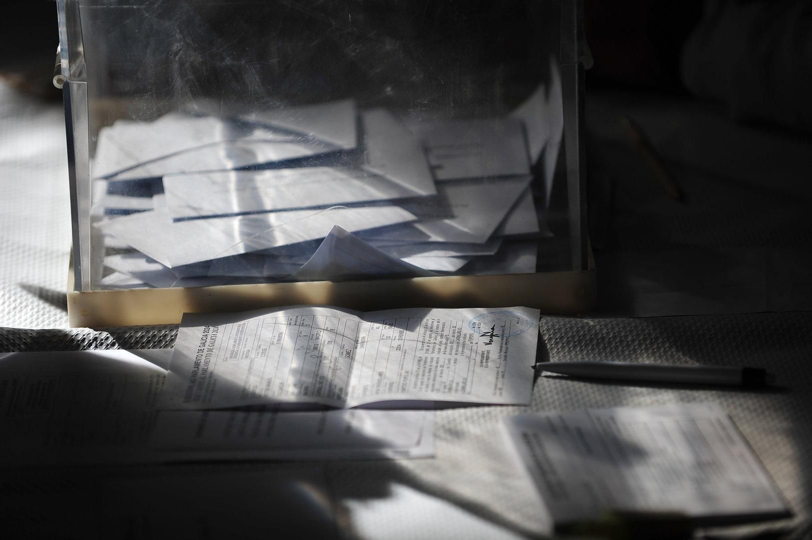 Mesa electoral en un día de elecciones (José Paz).