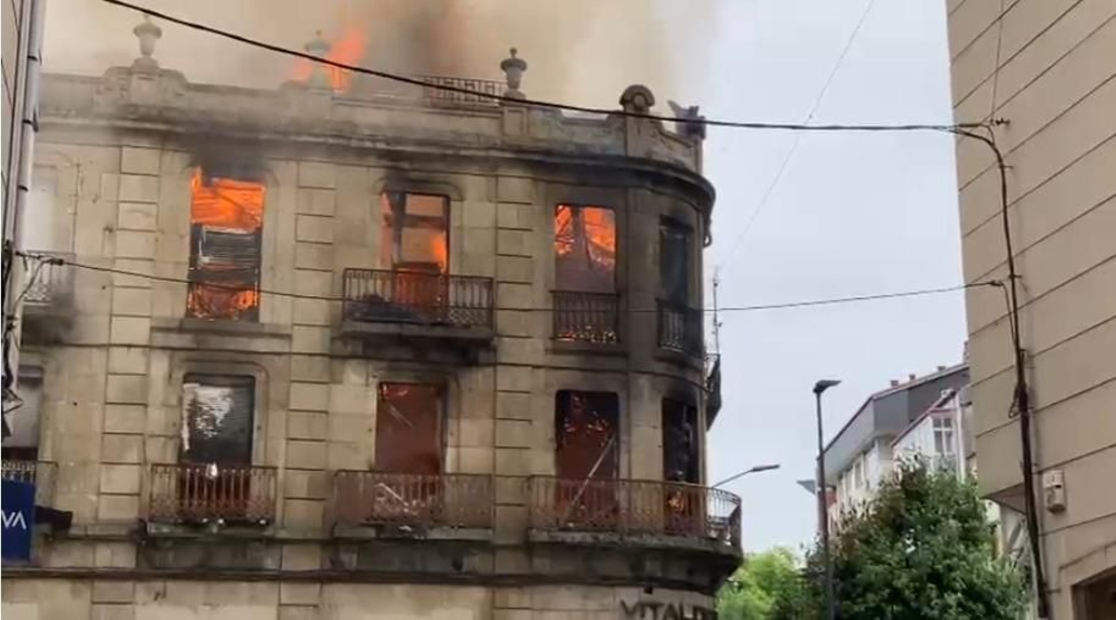 Galería | Así fue el voraz fuego que calcinó un edificio en A Ponte, en imágenes