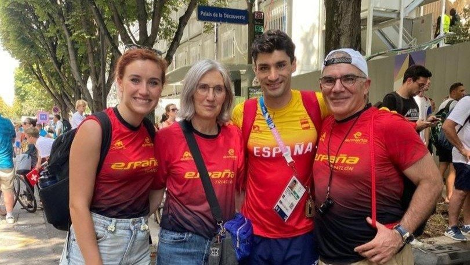 El vigués Antonio Serrat estuvo apoyado en París por familiares y amigos.