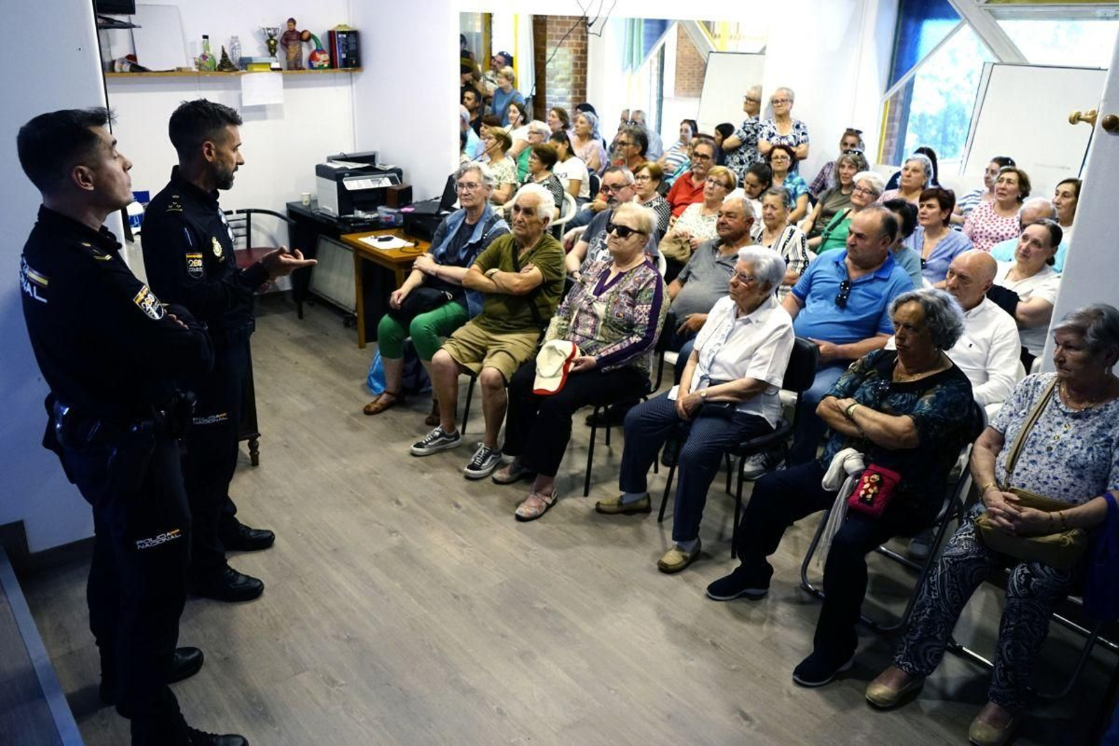 Encuentro de la Asociación de Vecinos Santa Ana, de O Pino, con agentes de la Policía Nacional.