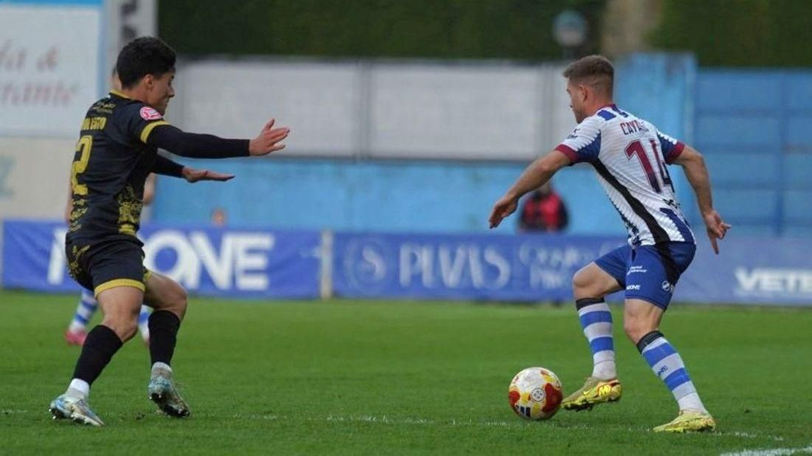 Cayarga encara a Enol Coto durante el encuentro disputado en tierras asturianas.